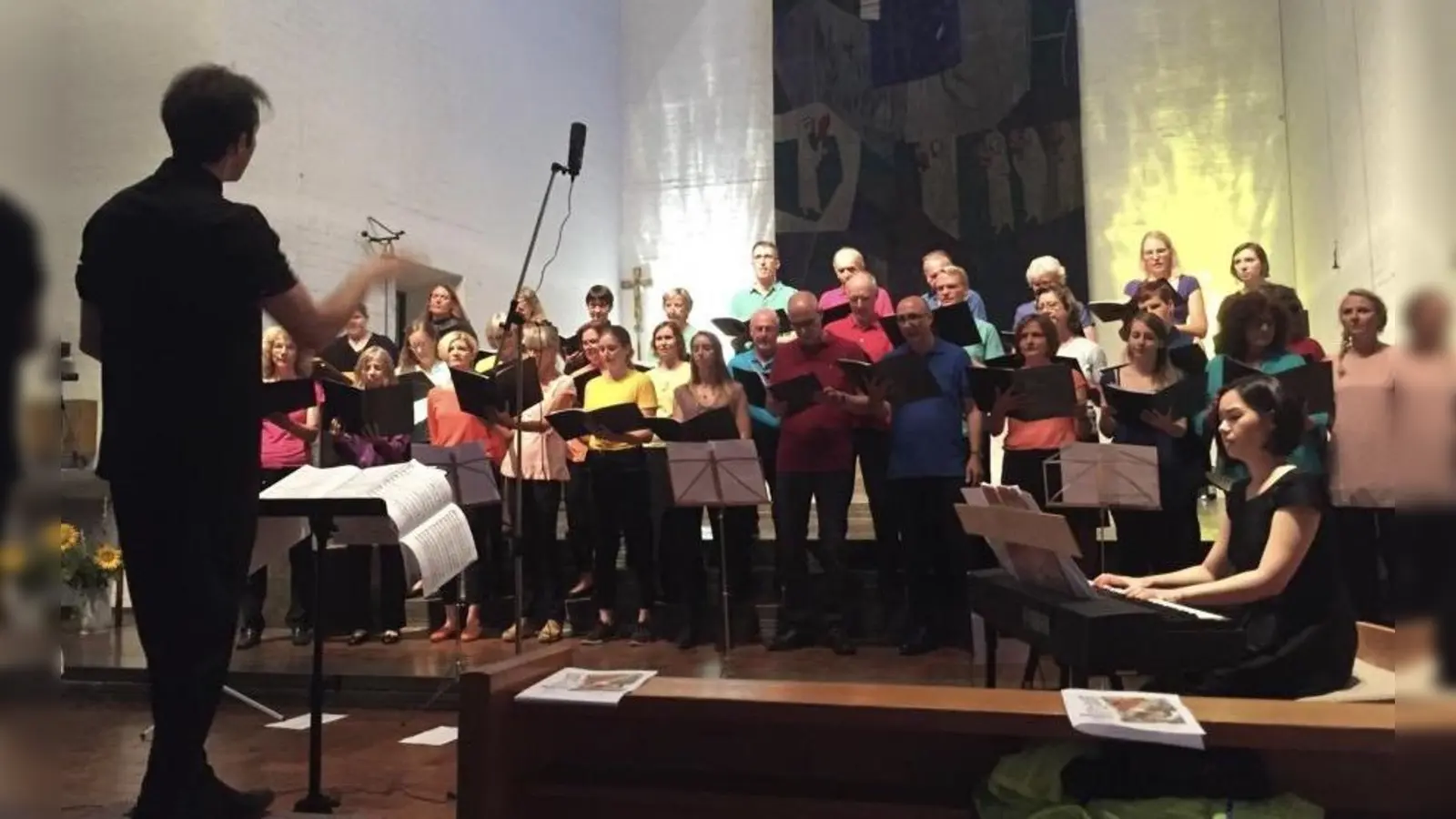 Der Chor Munich Souls singt in der Kirche St. Klara. (Foto: VA)