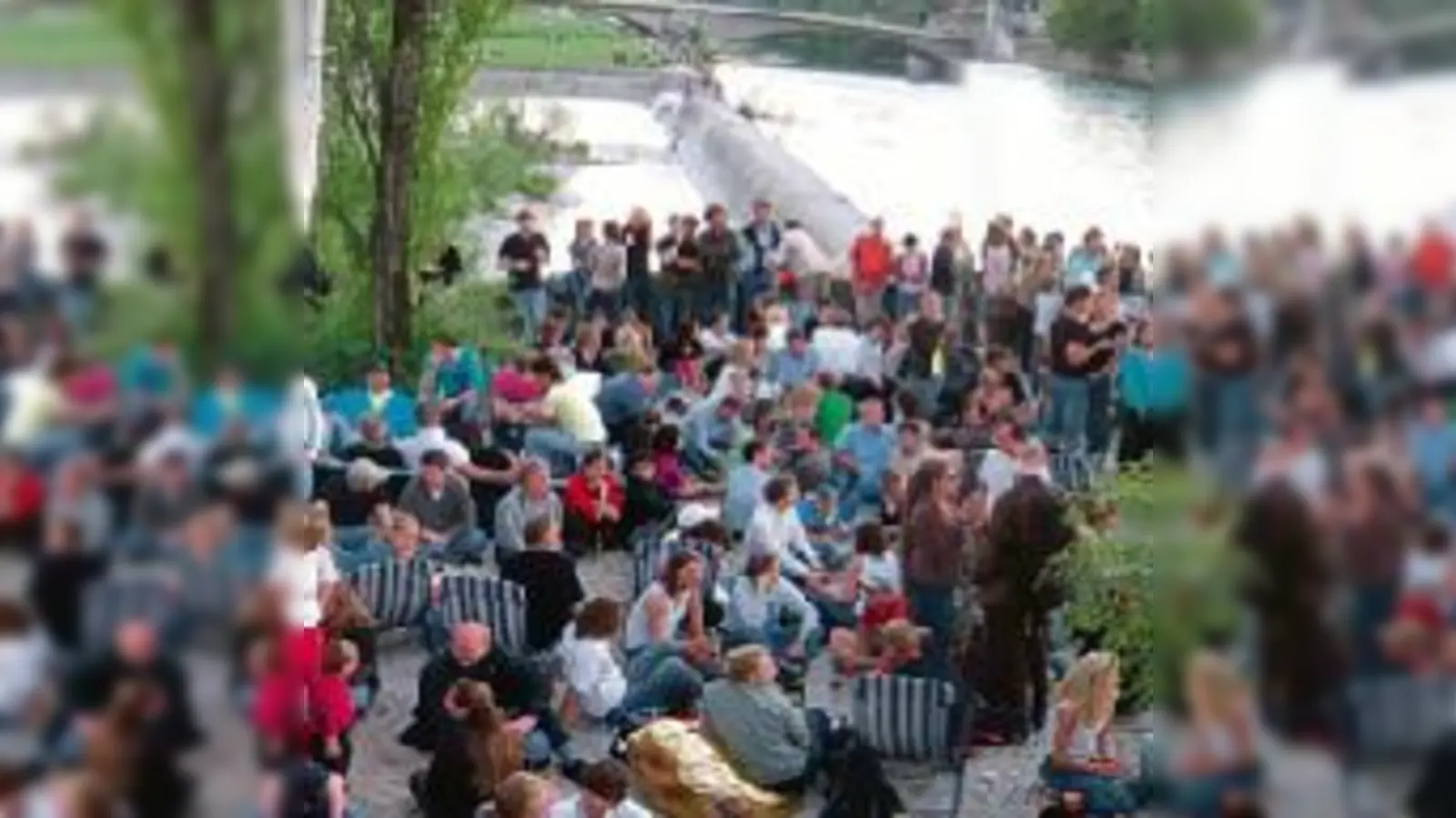 An den Wochenenden ist der Stadtstrand an der Corneliusbrücke ein beliebter Treffpunkt für Jung und Alt: Kostenloser Eintritt und eine wunderbare Aussicht sind inklusive.	  (Foto: urbanauten)