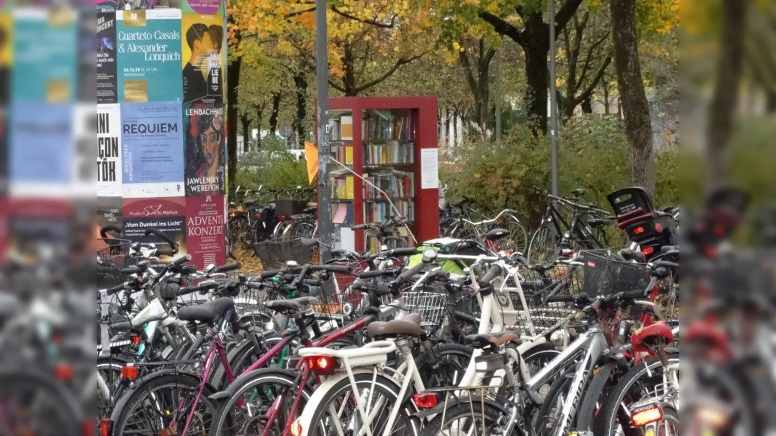 Hat etwas von einem Wimmelbild: jede Menge Fahrräder auf dem Partnachplatz. Dahinter: der Bücherschrank. (Foto: tab)