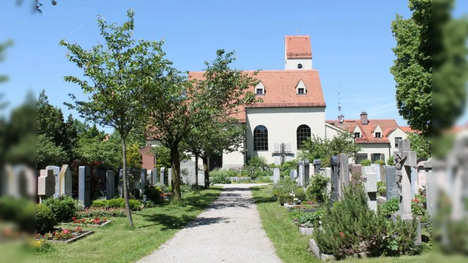 Grüner Friedhof mit Blickfang (Foto: red)