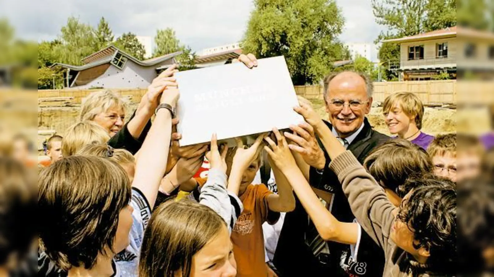 Bezirksrätin Johanna Schildbach-Halser, die Referentin des Schulzentrums (links) und Bezirkstagspräsident Josef Mederer tragen gemeinsam die Dokumentenkassette zur Grundsteinlegung.	 (Foto: Bezirk)