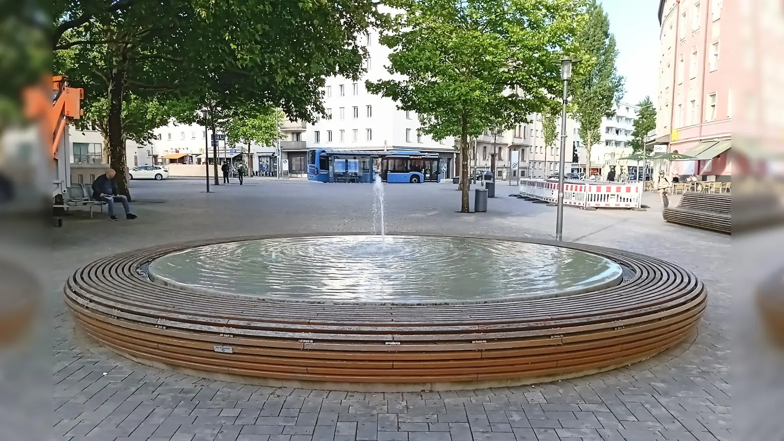 Bei der Eröffnung 2013 hatte der Brunnen noch über ein Dutzend Fontänen, derzeit sprudelt nur eine einzige. Derzeit werden die Düsen und Anschlüsse instandgesetzt. Die Wiederinbetriebnahme des Brunnens ist für Ende Juli vorgesehen. (Foto: tje)