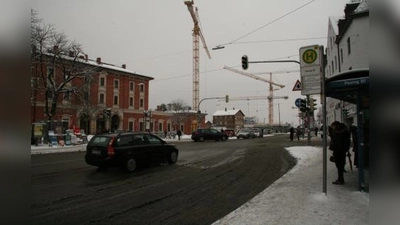 Momentan ist der Bahnhofsplatz eher eine Baustellenzufahrt als ein „urbaner Aufenthaltsort“. Damit man sich hier künftig wohl fühlen kann, wollen Eigentümer, BA und Polizei eine Satzung erstellen, die die Zuständigkeiten für Pflege der Anlagen und Aufsicht regelt. (Foto: US)