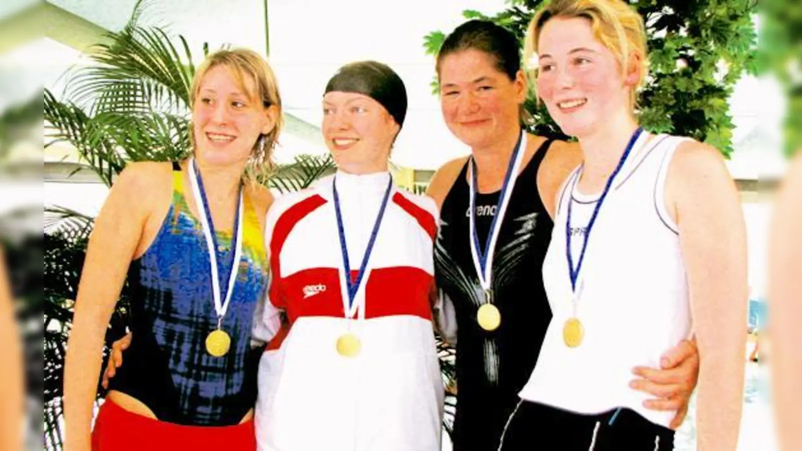 Franziska Szabo, Stephanie Vogl, Yvonne Prosser und Kathrin Winkelhardt freuen sich über die Medaille für ihren ersten Platz. 	 (Foto: Verein)