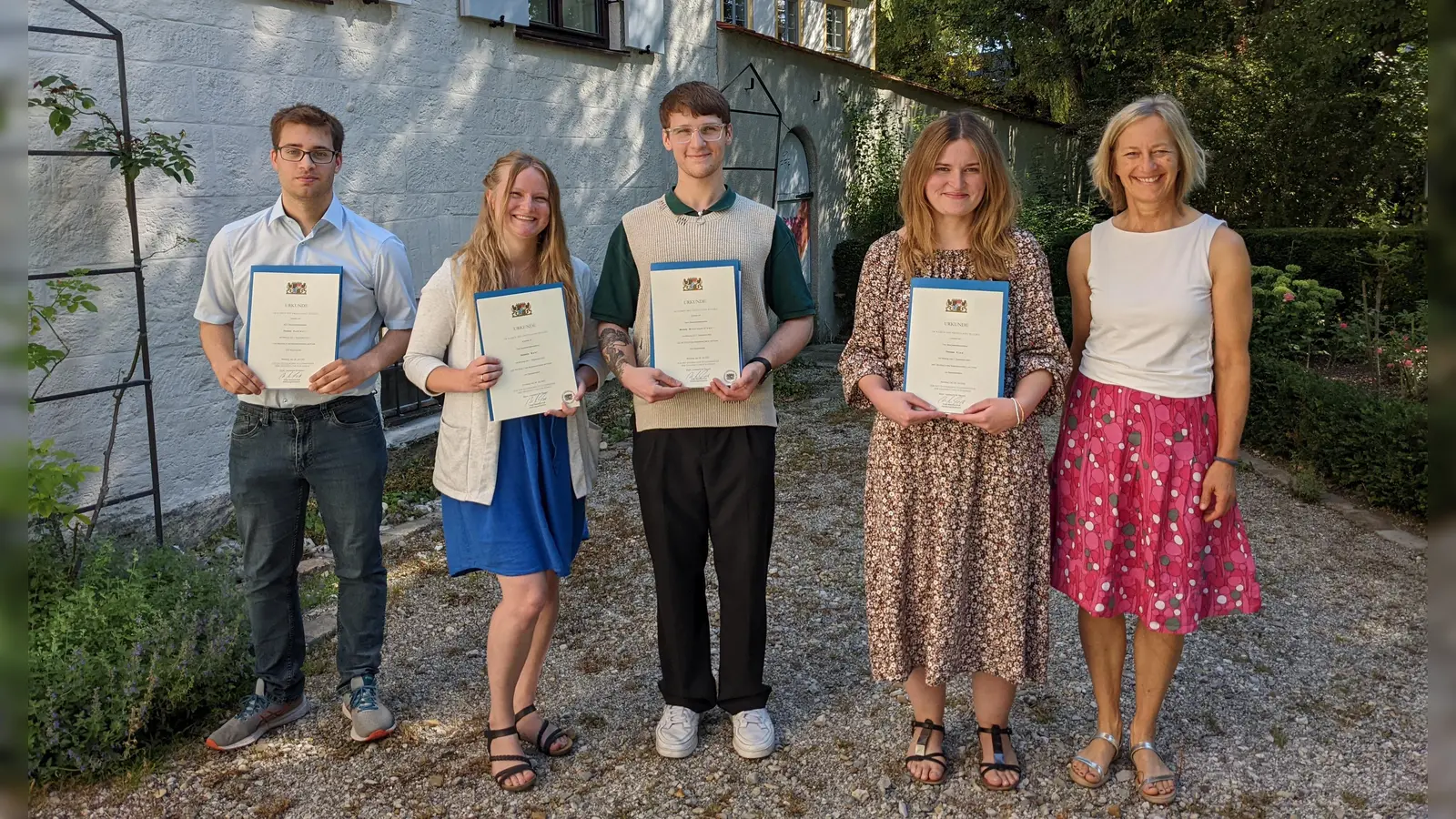 Freude über die bestandene Qualifikationsprüfung: Die Auszubildenden zusammen mit der Ausbildungsleiterin Petra Klotz (rechts). (Foto: Finanzamt Weilheim-Schongau)