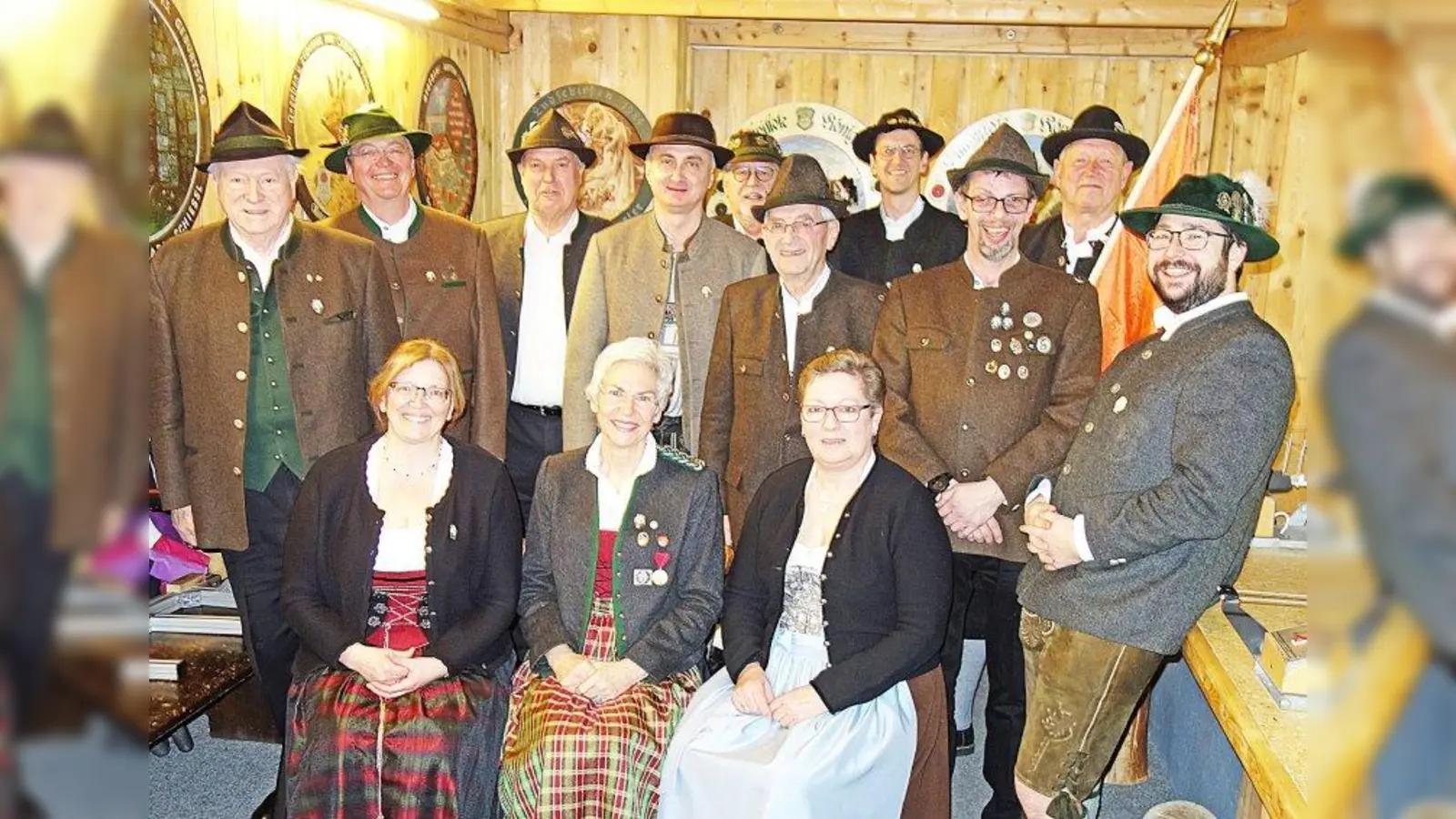 V.l.: Martin Hämmerle, Poldi Simon, Ludwig Heinle, Dietmar Strauß, Norbert Ballhorn, Johann Bergschneider, Claus Piesch, Martin Bergschneider, Reiner Drahtschmidt, Victor Angerbauer. Sitzend vl.:  Karin Ballhorn, Angelika Simon, Kerstin Steet. (Foto: L. Simon)