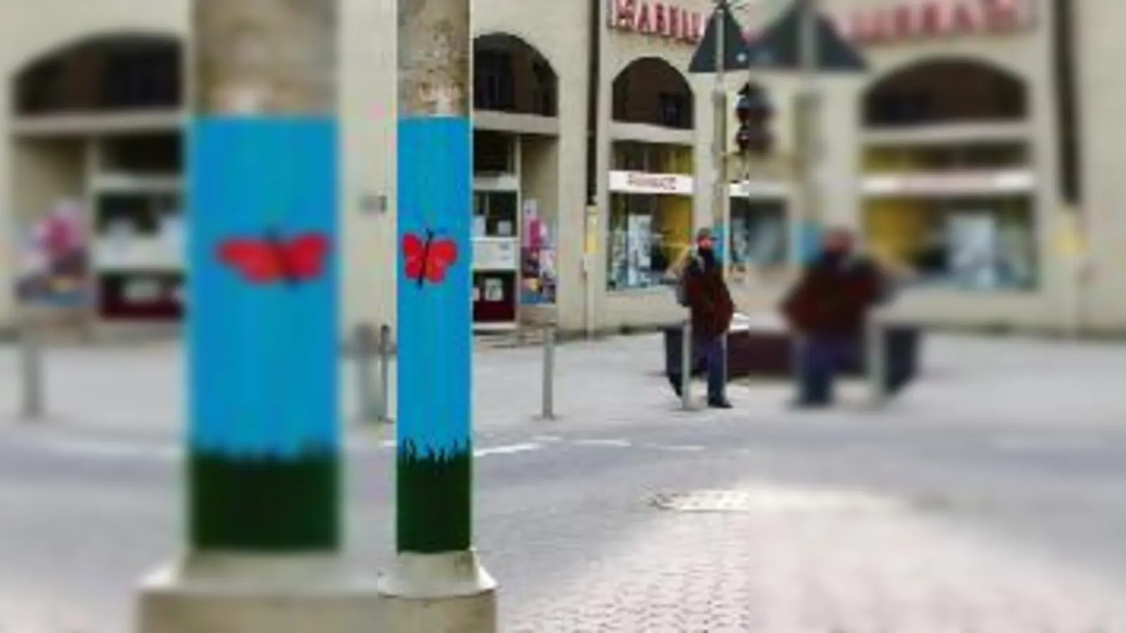 Drei Monate zierten diese bunten Folien die Ampeln an der Georgen-/Ecke Isabellastraße. Vergangene Woche wurden sie vom Baureferat entfernt. 	 (Foto: Privat)