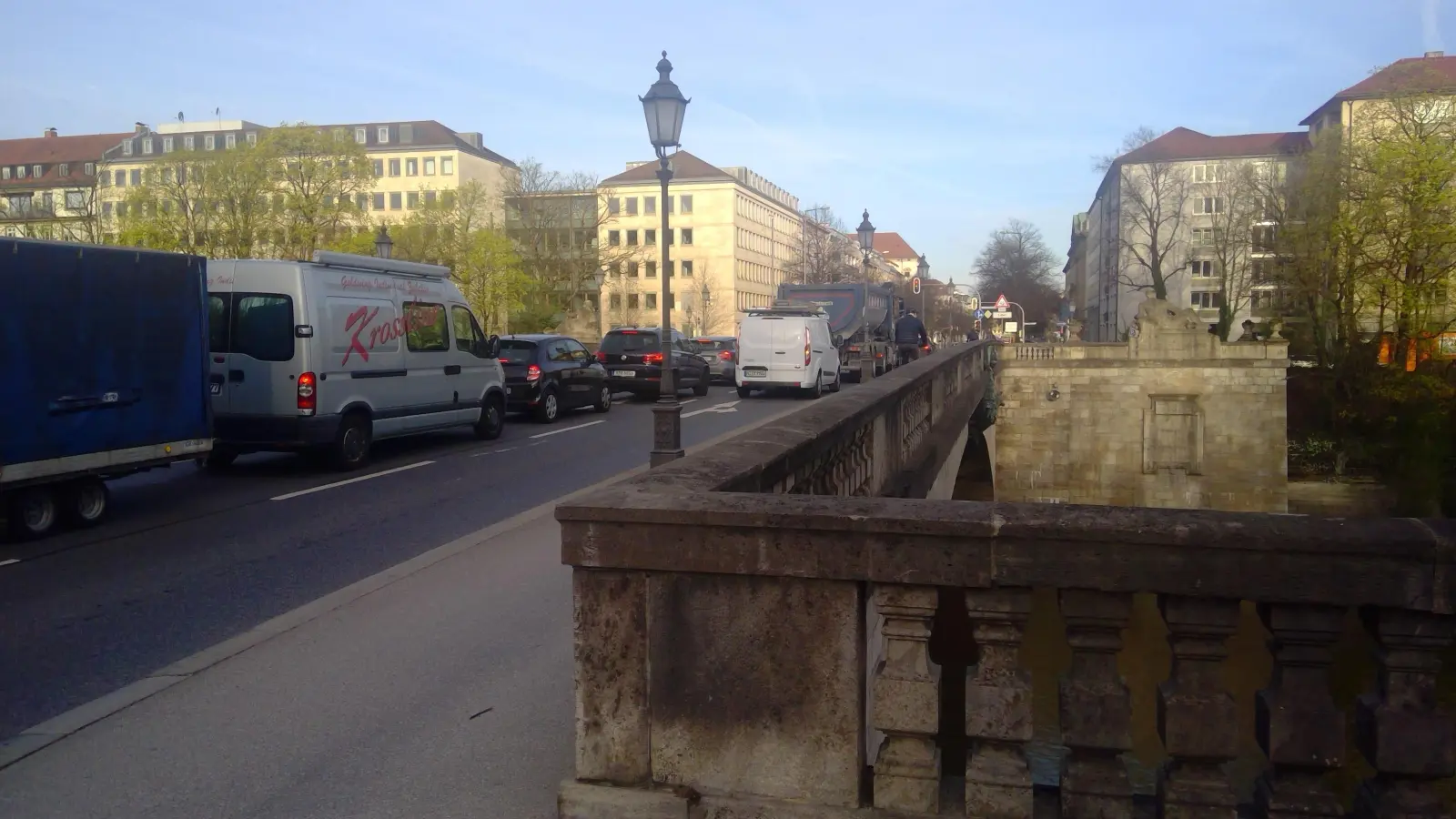 An der Luitpoldbrücke ist durch politisch motivierte Schmierschriften ein Schaden im mittleren vierstelligen Bereich entstanden.  (Symbolbild: bas)