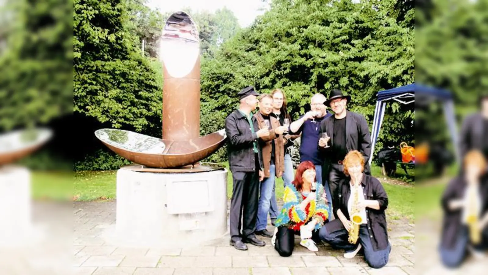Metallkünstler Reinhard Mesletzky, Thomas Schwindel, Jörg Klein, Günther Görlich, Herbert Süßmeier, (v. vo. li.) Melly Kieweg und Sirkka Vogel.	 (Foto: Privat)