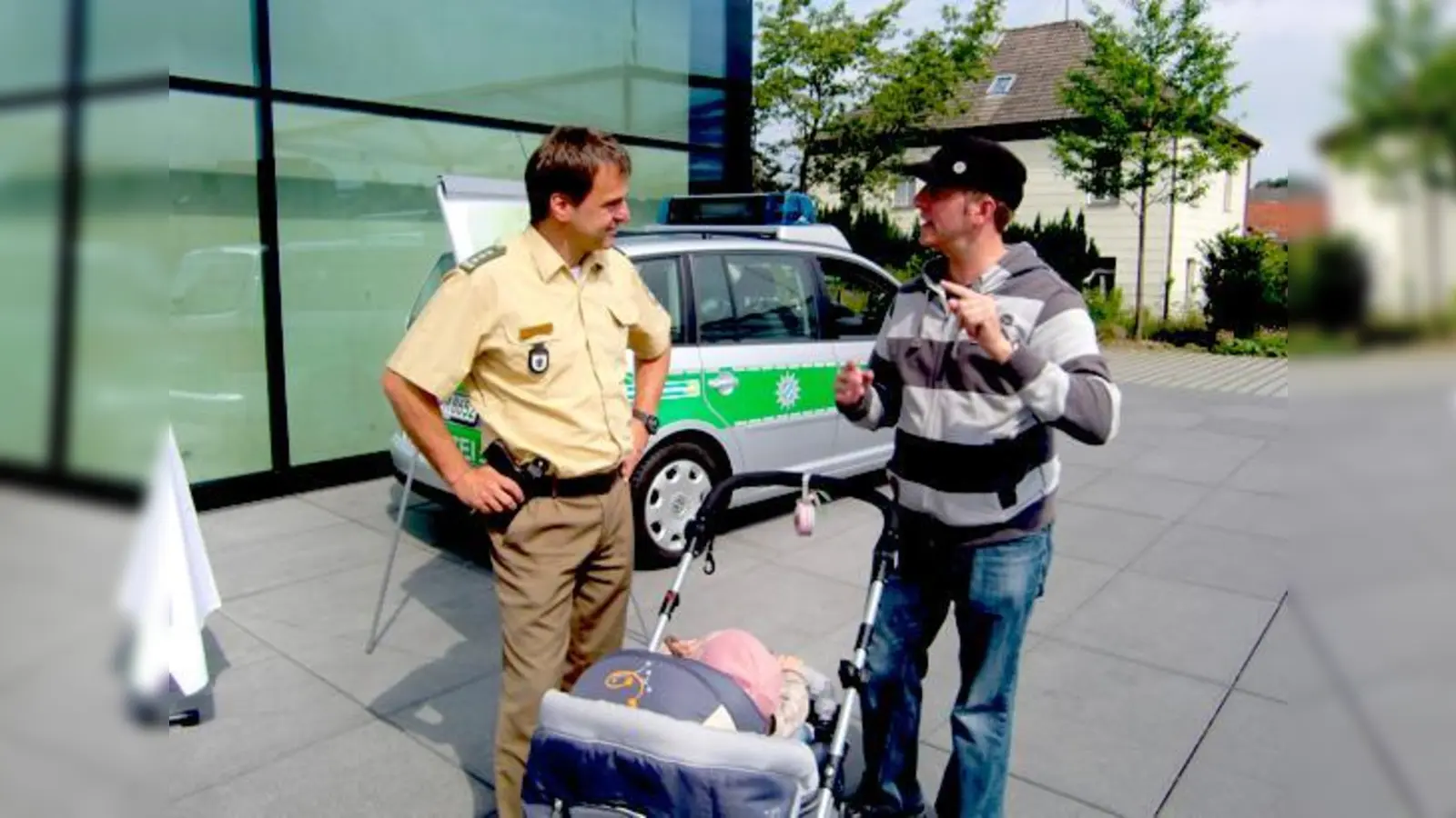 Herbert Kreuzer, Leiter der Polizeiinspektion 26 Ismaning, im Gespräch mit dem Unterföhringer Peter Butkevicius.	 (Foto: ikb)