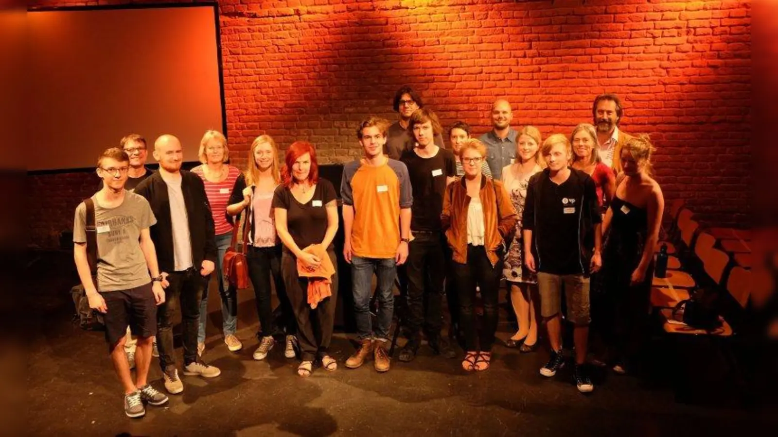 Verantwortliche, Teamer und einige Freiwillige: Bei der Auftaktveranstaltung von FSJ Kultur in Bayern konnten sich alle persönlich kennenlernen. Mit dabei Geschäftsleiterin von Spielmobile e.V., Eva Sambale (3.v.r.), und Natalie Brantl aus dem Sozialministerium (5.v.r.). (Foto: ats)