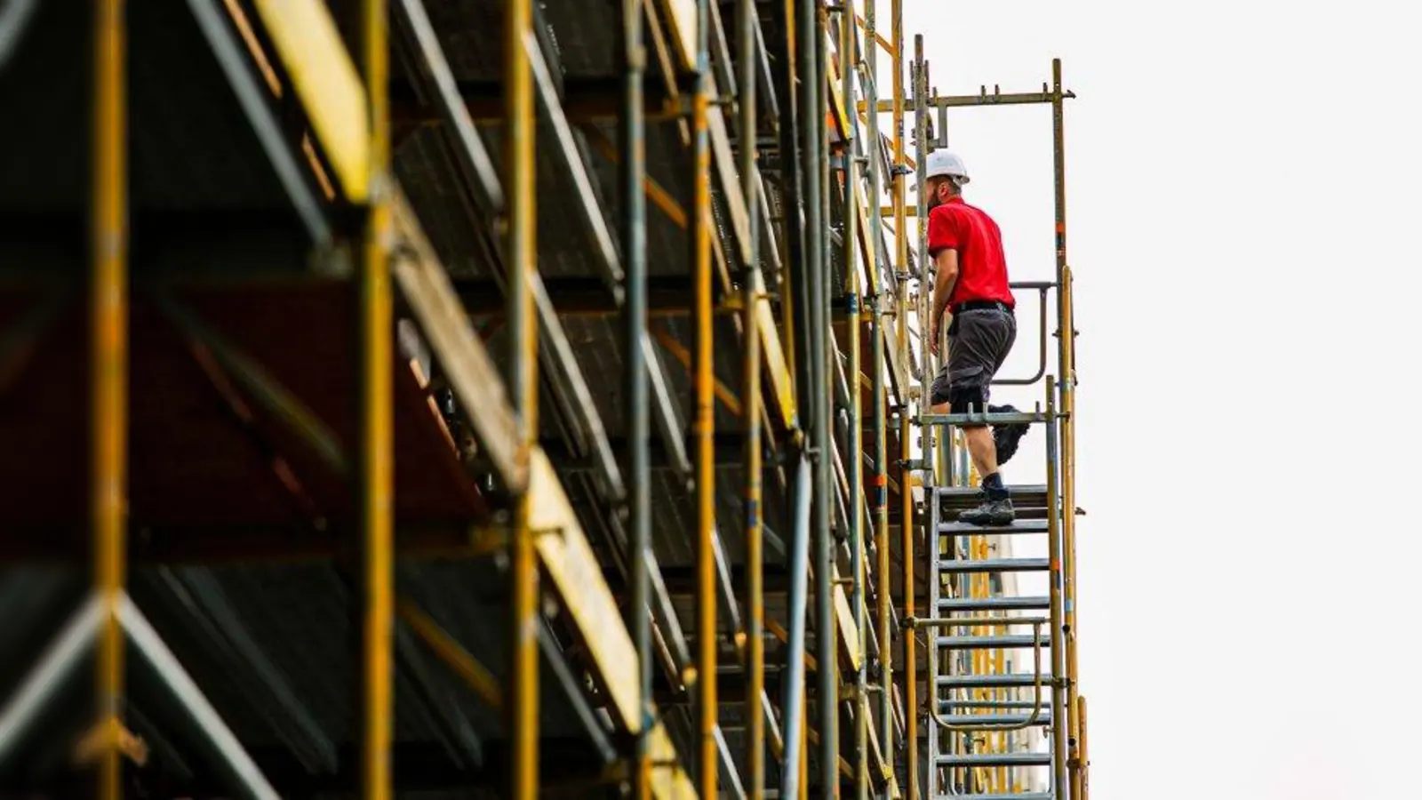Hoch hinaus: Eine Ausbildung auf dem Bau ist gut bezahlt und bietet viele Karrieremöglichkeiten, so die IG BAU. Allerdings müsse die Branche für Fachleute noch attraktiver werden – gerade in puncto Vereinbarkeit von Familie und Beruf. (Foto: IG BAU / Ferdinand Paul)