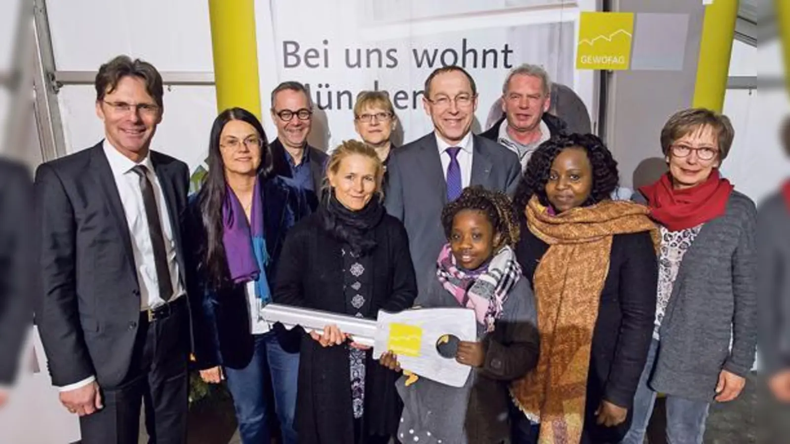 Den Stolz und die Erleichterung sieht man ihr an: Mieterin Sharon Meka und ihre Tochter Michelle bei der Schlüsselübergabe.	 (Foto: Lukas Barth)