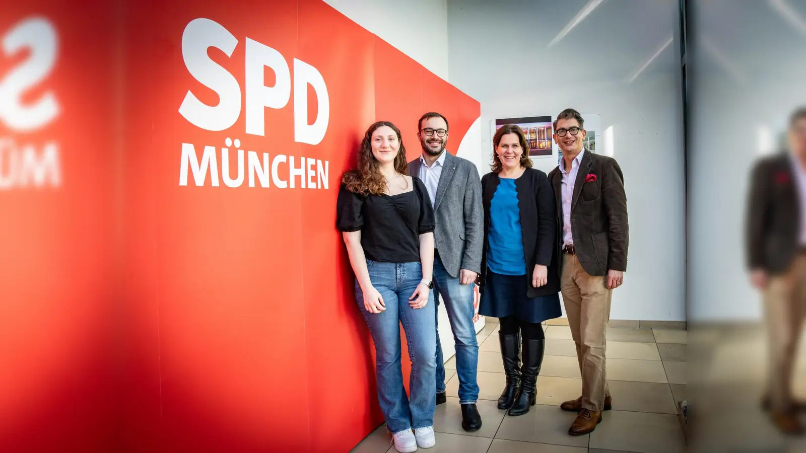 Marie Fuckerieder, Partei- und Fraktionsvorsitzender Christian Köning, Bürgermeisterin Verena Dietl und Raoul Koether (von links). (Foto: Thomas Witzgall)