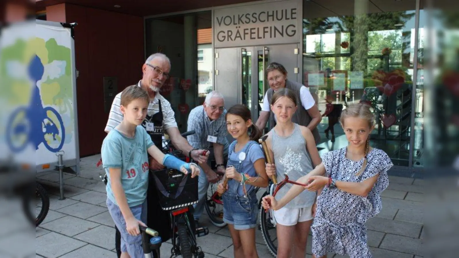 Die „Schrauber” (von links) Emil Knies, Volker Haberland und Gudrun Lechner zeigten den Gräfelfinger Viertklässlern wie man einfache Radreparaturen selbst durchführen kann. Alexander, Maya, Elisa und Amelie (von links) haben eine Menge gelernt. (Foto: Grundschule Gräfelfing)