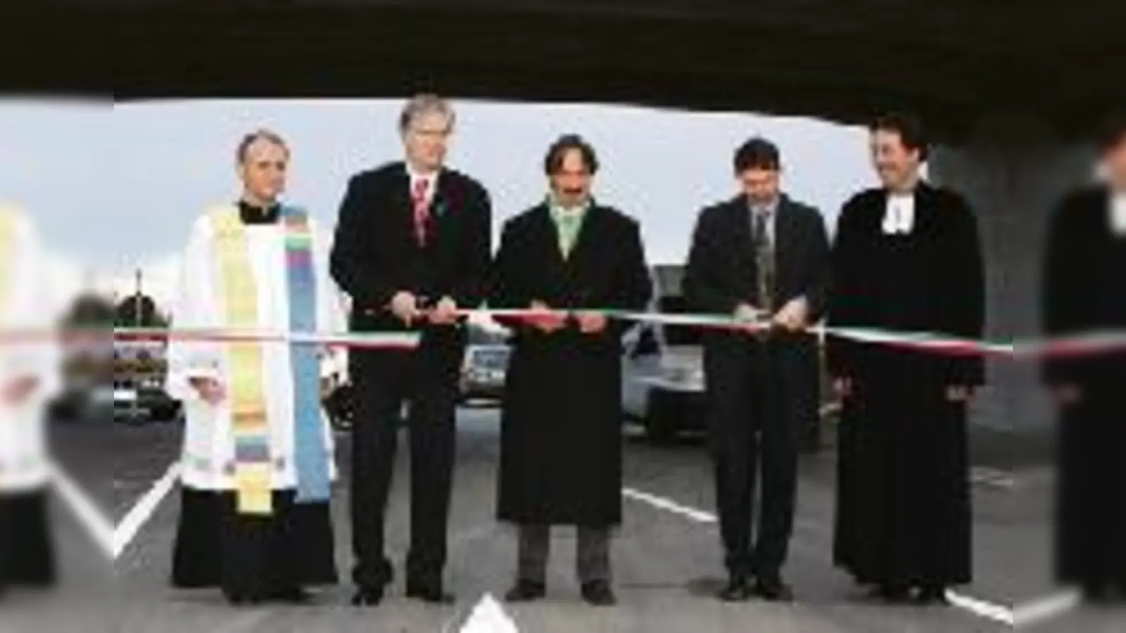 Freie Fahrt von Garching-Nord nach  (Foto: (von links) Bodo Windolf (kath. Pfarrer), Dr. Dietmar Gruchmann (3. Bürgermeister), Dr. Bernd Zanker (Innenministerium), Christian Bretthauser (Vielberth-Geschäftsführer) und Thomas Lotz (ev. Pfarrer) geben di)