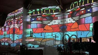 Die Kirchenfenster von St. Stephan wurden 1983 von der ägyptisch-deutschen Künstlerin Ebtehag Becheir geschaffen. Sie tragen den Titel „Der Heilsweg des Menschen“.<br> (Foto: Robert Bernhard )