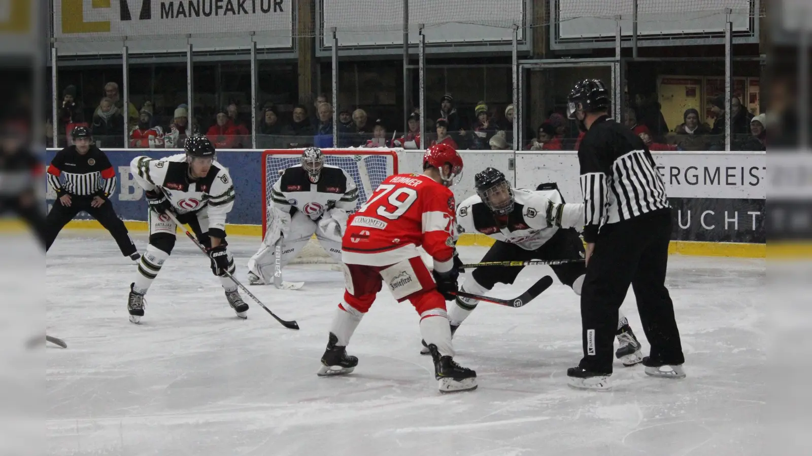 Stürmer Thomas Hummer beim Offensiv-Bully im hart umkämpften Derby zwischen dem EHC Klostersee und den Erding Gladiators. (Foto: smg)