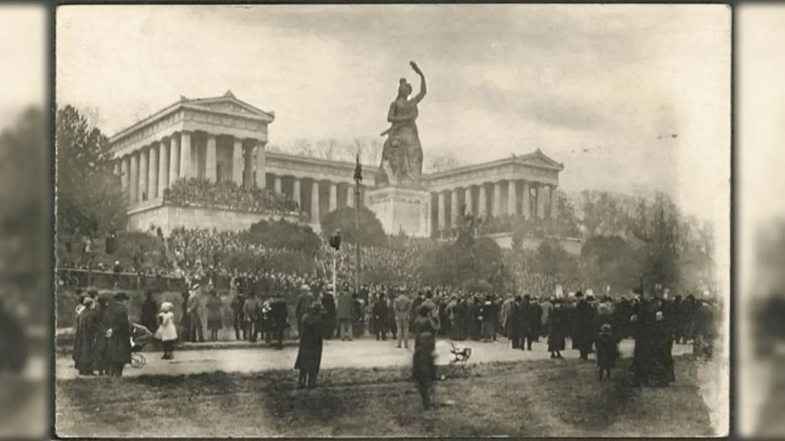 Protest unter der Bavaria: Geschätzt 200.000 Menschen demonstrierten hier in den letzten Tagen des Ersten Weltkriegs für Frieden.	 (Foto: Staatsarchiv München)