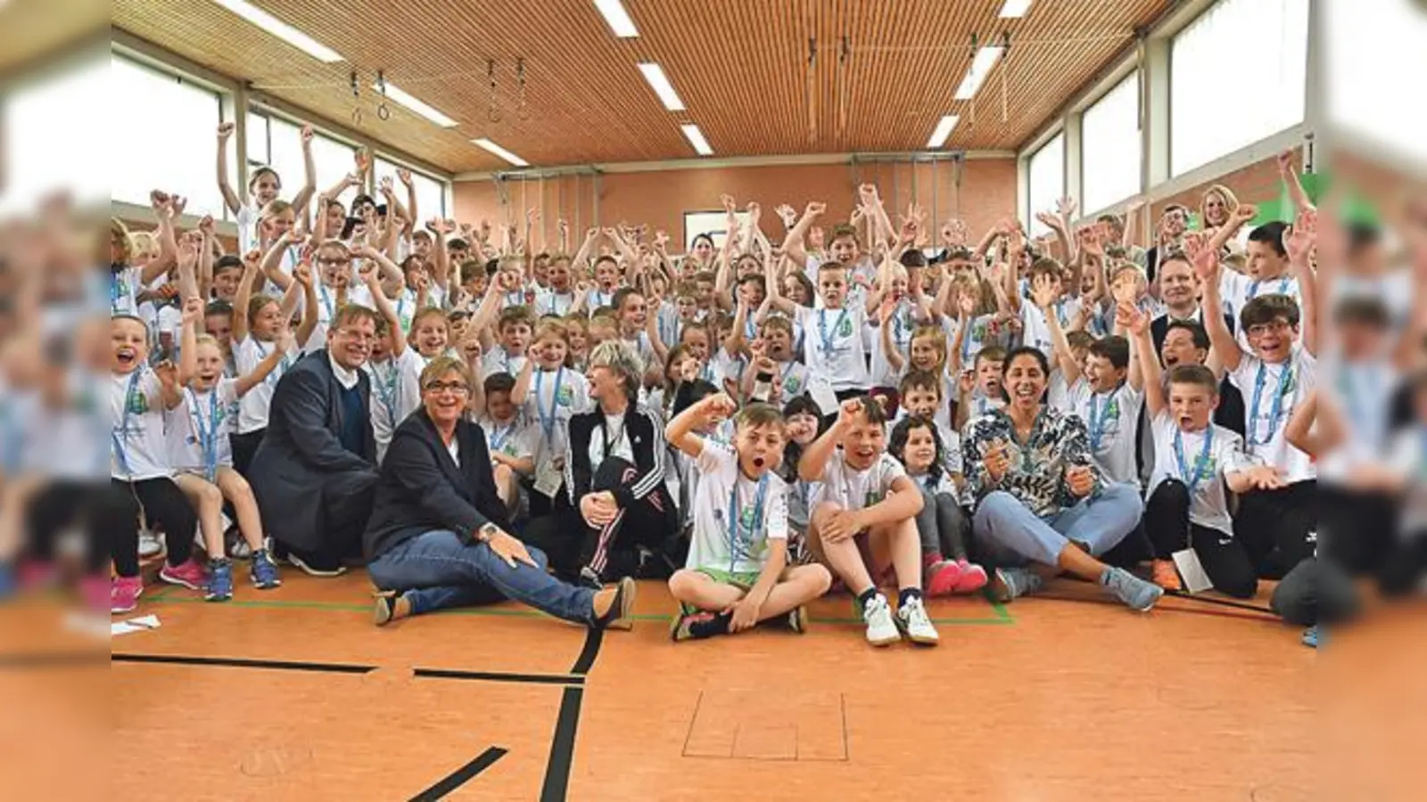 Anstoß für das bayernweite Projekt »BallHelden« war an diesem Montag in Forstinng.   (Foto: Bayerischer FußballVerband)
