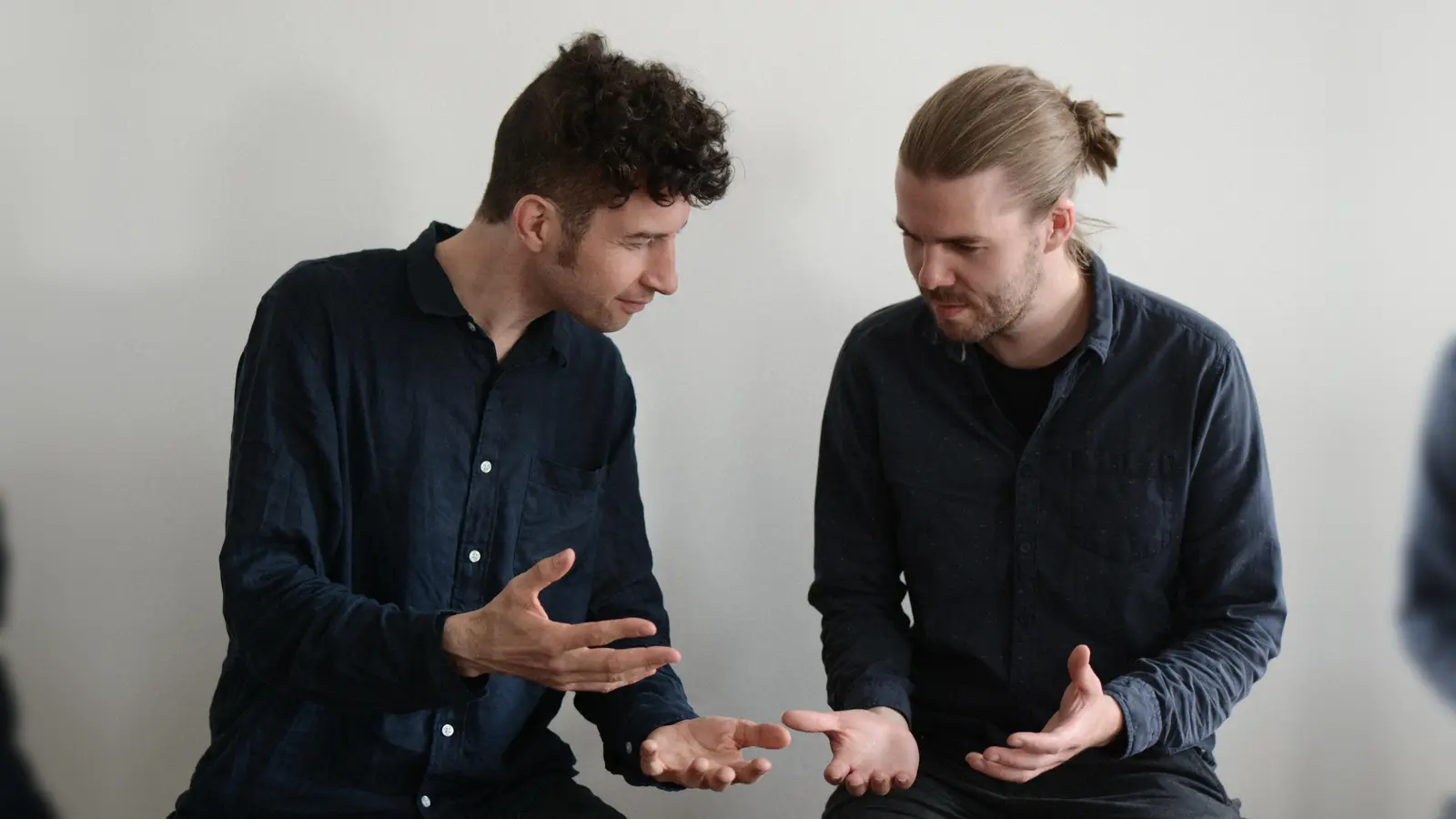 Das Bild trügt: Philipp Schiepek (r.) und Ronny Graupe kommen nicht mit leeren Händen ins Alte Sudhaus. (Foto: Gregor Kipping)