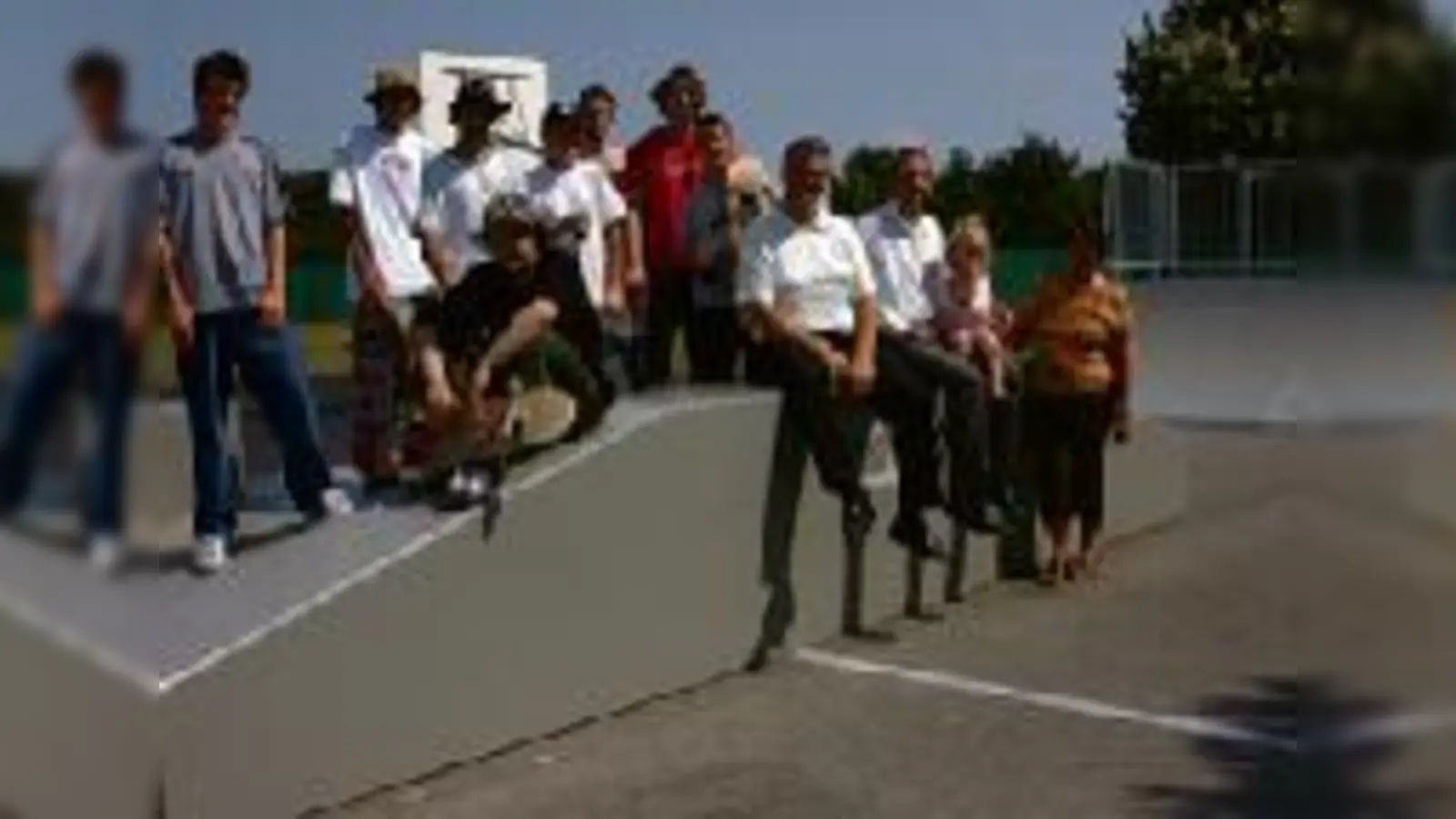 Ab jetzt können sich die Skater in Neufahrn richtig  (Foto: Bürgermeister Rainer Schneider übergab die ausgebaute Anlage der Jugendgemeinde.ba)