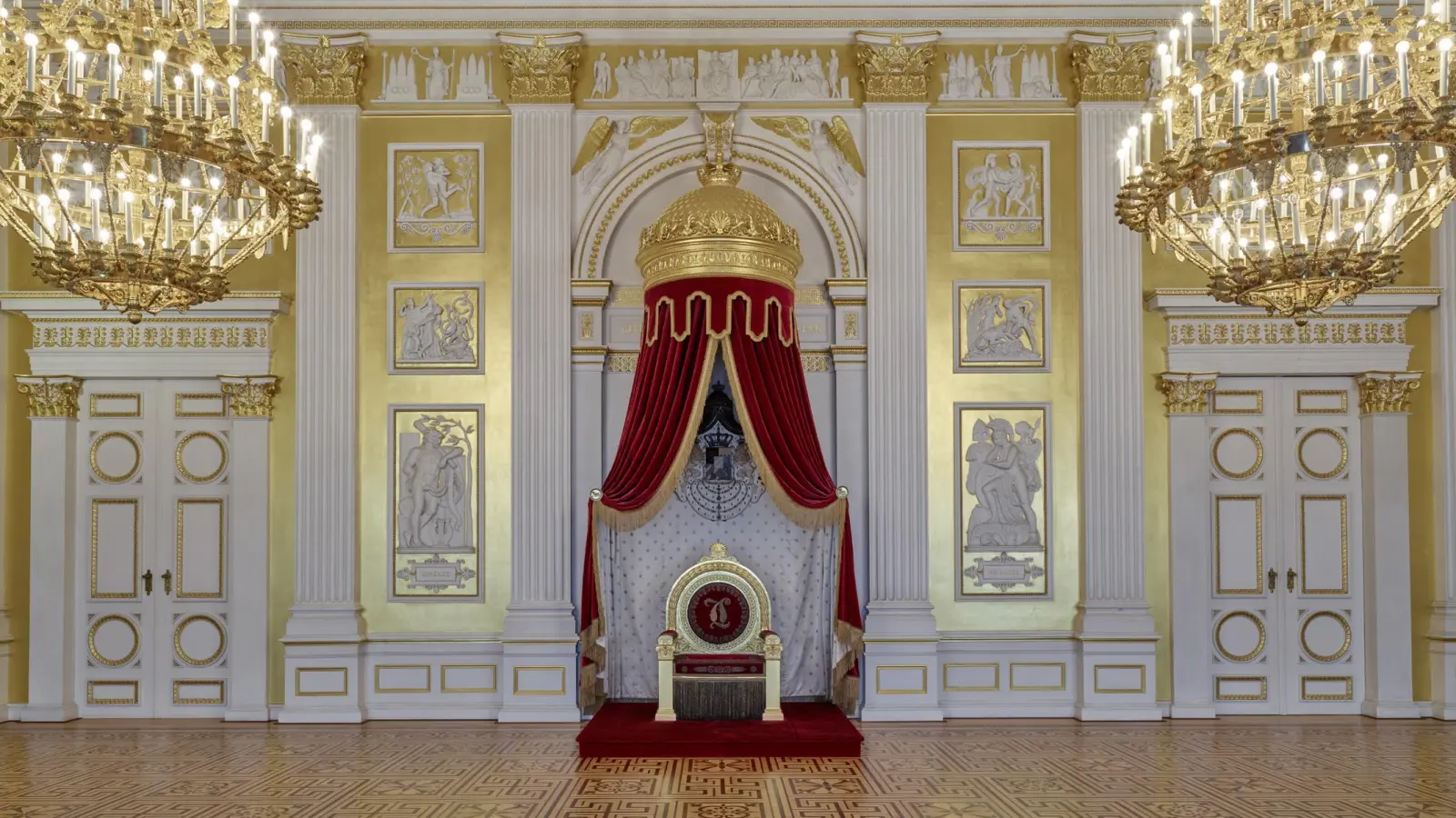 Die Prunkräume im Königsbau der Residenz – hier der Thronsaal des Königs – werden im Rahmen von Führungen besucht.  (Foto: © Bayerische Schlösserverwaltung, Rainer Herrmann)