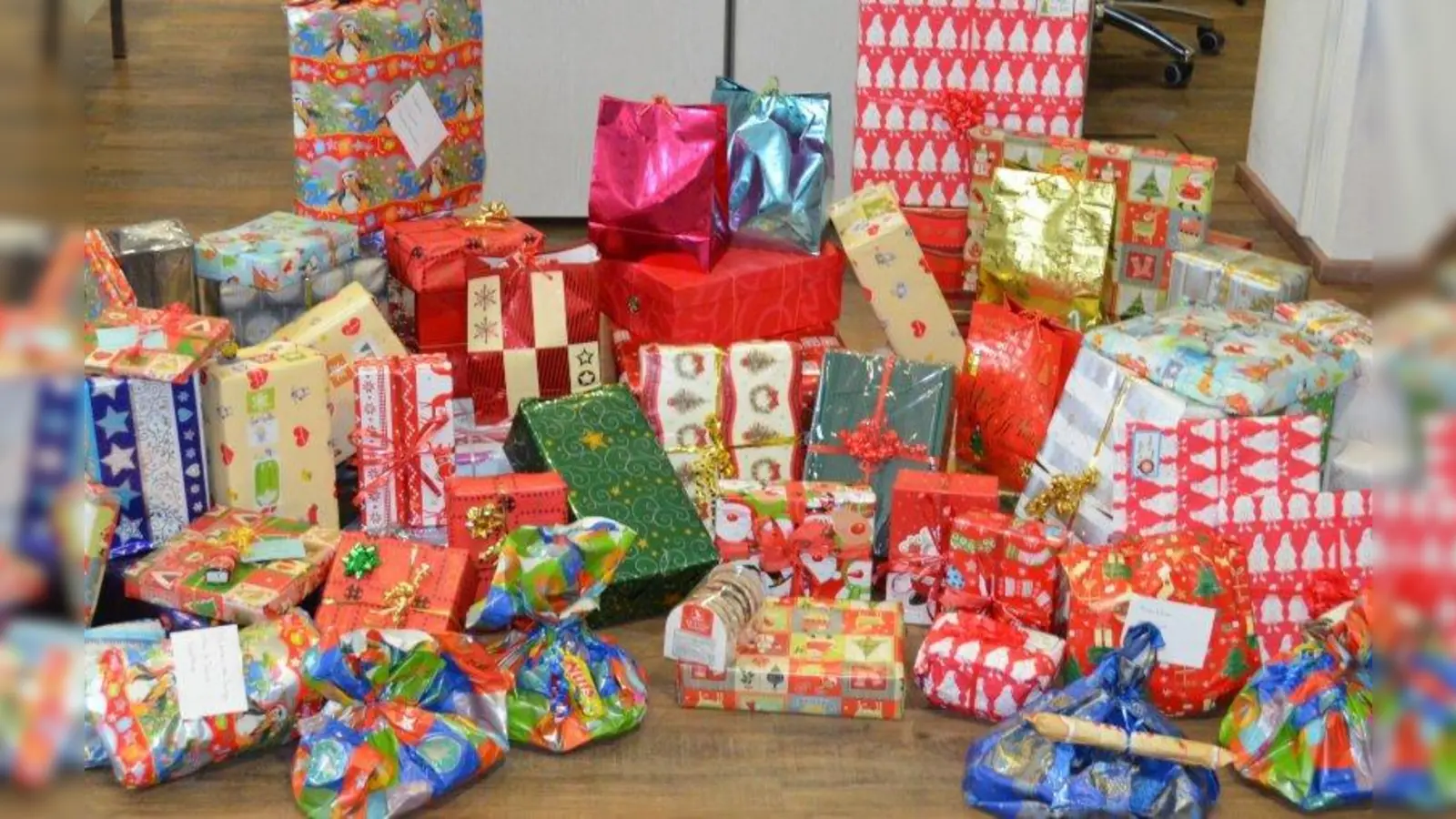 Unzählige Päckchen für Kinder und Jugendliche wurden jedes Jahr in den Sammelstellen des Weißblauen Bumerangs abgegeben. Jetzt übernimmt Heimatstern e.V. die Aktion. (Foto: WBB/ Archiv)