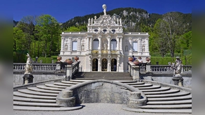 Die südfassade des Schlosses Linderhof. (Foto: Guido Rading/wikipedia.org)