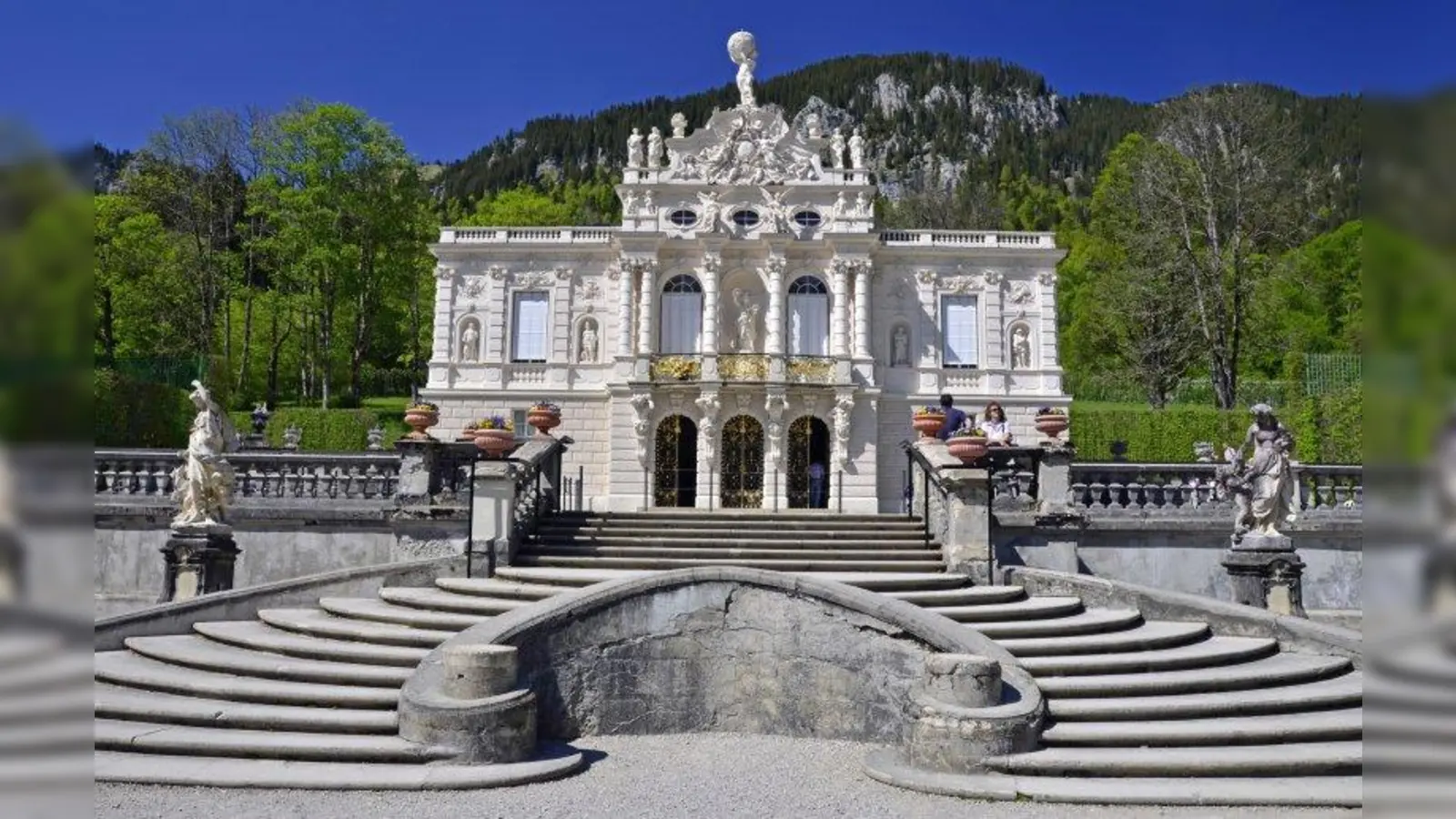 Die südfassade des Schlosses Linderhof. (Foto: Guido Rading/wikipedia.org)