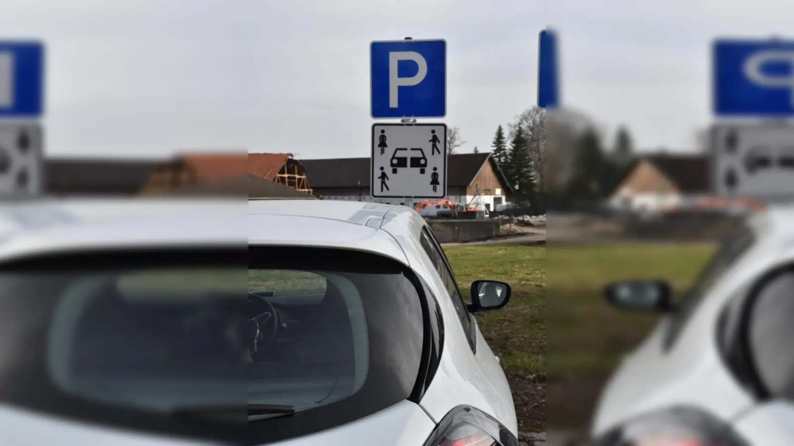 Kennen Sie dieses Verkehrsschild schon? Nein, das sind nicht Männlein und Weiblein, die um ein in der Mitte durchgesägtes Auto eine Art Kreistanz aufführen. Das ist das neue Verkehrszeichen für die eigenes ausgewiesenen Parkflächen für Carsharing-Autos. Über die Verständlichkeit des Piktogramms lässt sich freilich streiten. (Foto: Hauck)