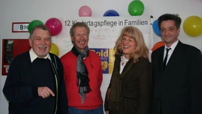 Hans Ziegltrum, Leiter der Arbeitsgemeinschaft für Beschäftigung; Rolf Drieschner, Leiter des Ledigenheims; Ilse Völk, Leiterin Soziales und Jürgen Welder von der städtischen Erziehungsberatungsstelle (v.l.) freuten sich  über das Interesse am Sozialbürgerhaus (Foto: tg)