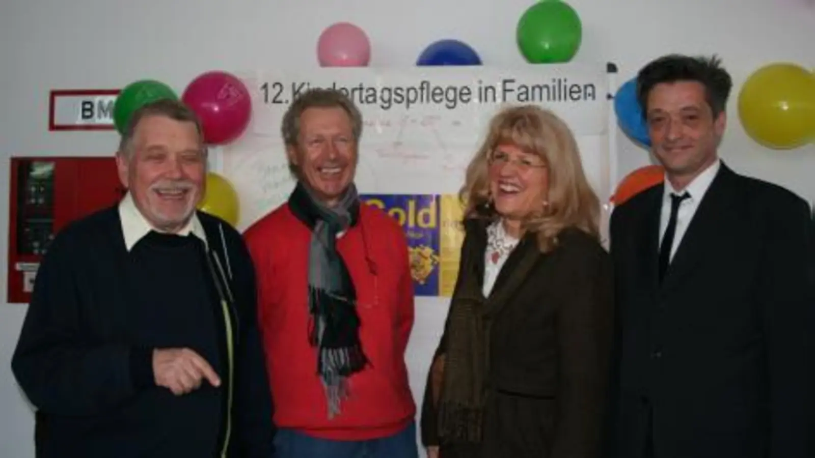 Hans Ziegltrum, Leiter der Arbeitsgemeinschaft für Beschäftigung; Rolf Drieschner, Leiter des Ledigenheims; Ilse Völk, Leiterin Soziales und Jürgen Welder von der städtischen Erziehungsberatungsstelle (v.l.) freuten sich  über das Interesse am Sozialbürgerhaus (Foto: tg)