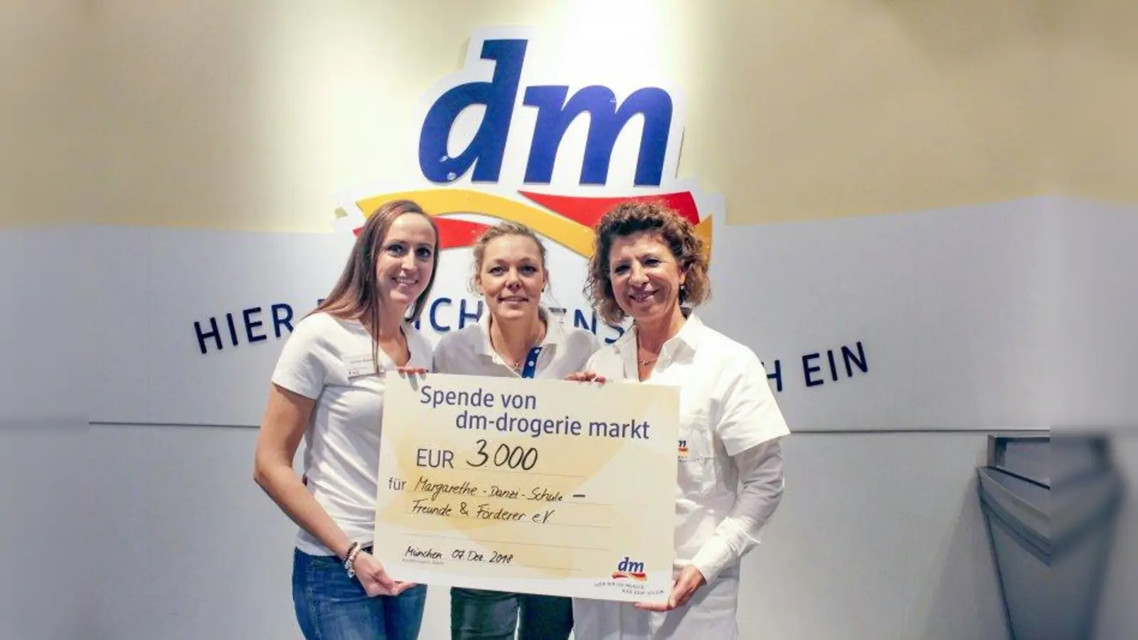 Erfolgreiche Aktion: v.l. Christina Adamski, Katharina Koch und Nina Schäfer freuen sich über das beachtliche Ergebnis. (Foto: sb)