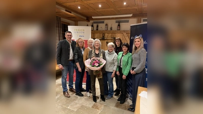 Erster Bürgermeister Frank Zellner mit Angie Eichberger, Brigitte Weber, Hannelore Kawlath, Theresia Zellner, Stephanie Quecke, Annemarie Glockshuber, Mariella Pfaff (v. l.) (Foto: CSU-Frauenunion)
