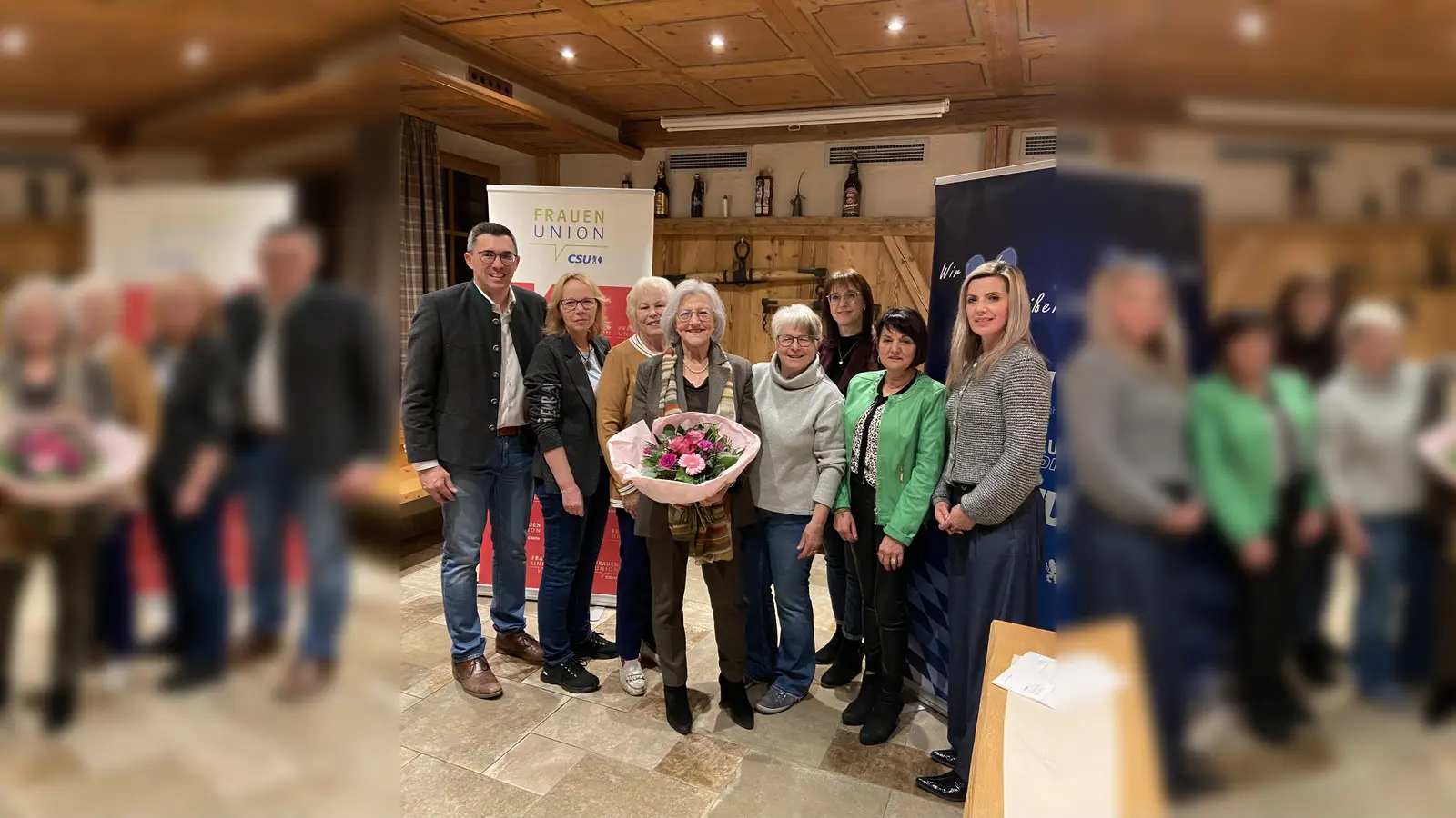 Erster Bürgermeister Frank Zellner mit Angie Eichberger, Brigitte Weber, Hannelore Kawlath, Theresia Zellner, Stephanie Quecke, Annemarie Glockshuber, Mariella Pfaff (v. l.) (Foto: CSU-Frauenunion)