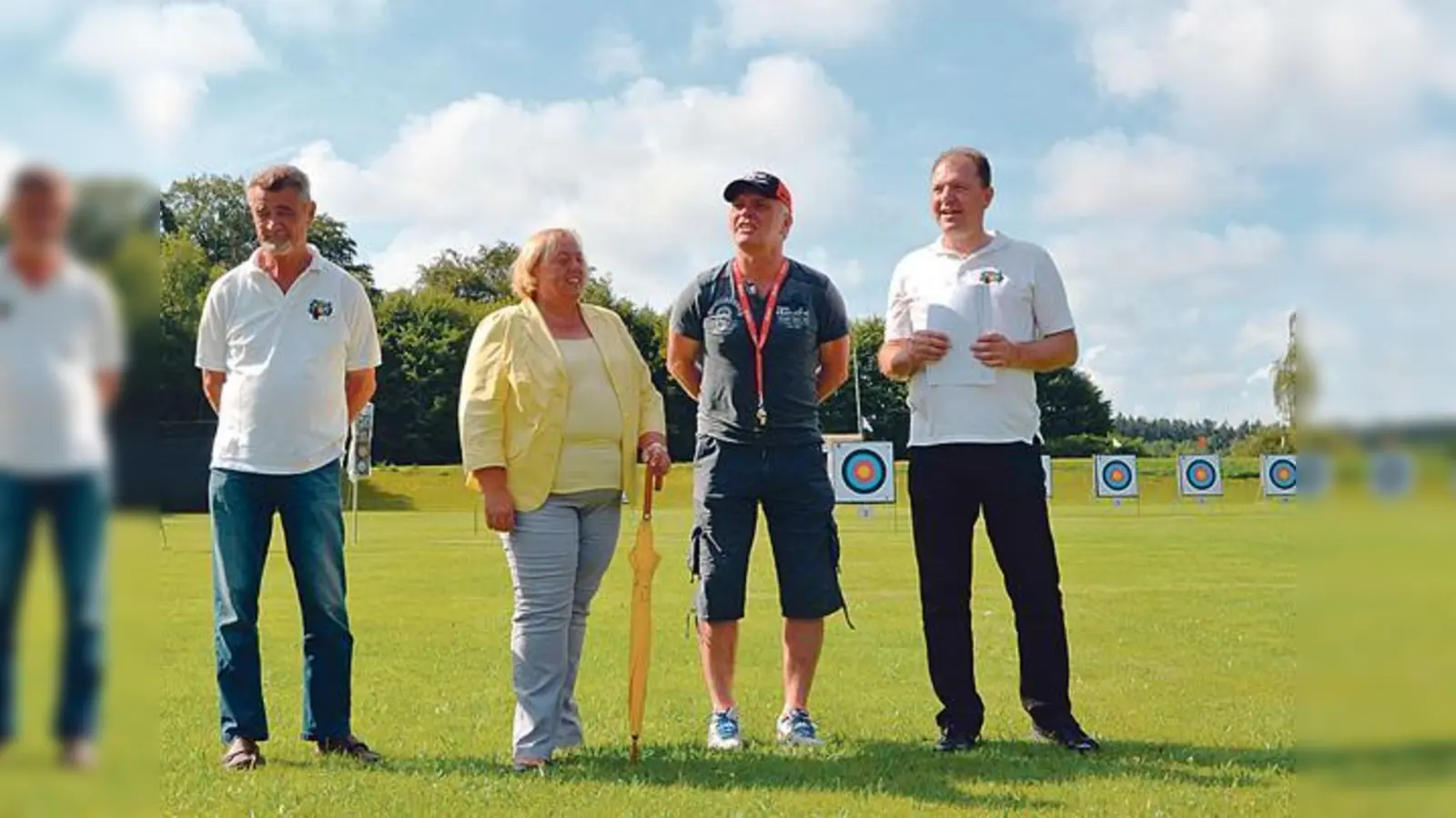 Vorstand Bertram Maurer, Schirmherrin und Bürgermeisterin Barbara Bogner, Schiedsrichter Rainer Kapp und Turnierleiter Emanuel Schefer bei der Begrüßung der Schützen.	 (Foto: VA)