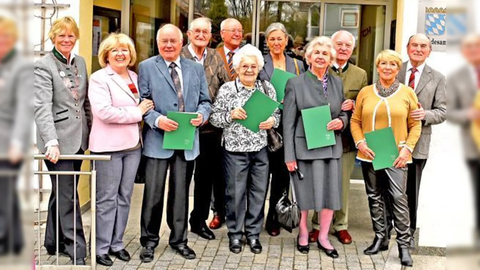 Bürgermeisterin Ursula Mayer (v. l.) und die Jubel-Paare Helga und Karl-Heinz Hunnius (50), Ludwig und Maria Lichtenauer (55), Dieter und Helga Kasprzik (55), Marie und Siegfried Wahle (60), Dorothea und Helmut Schweig (50). 	 (F: ko)