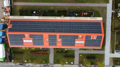 Die ersten Anlagen vom Münchens größtem Mieterstromprojekt sind fertiggestellt. Die auf dem Dach produzierte Energie lässt sich direkt in den Wohnungen darunter nutzen.  (F.: SWM)