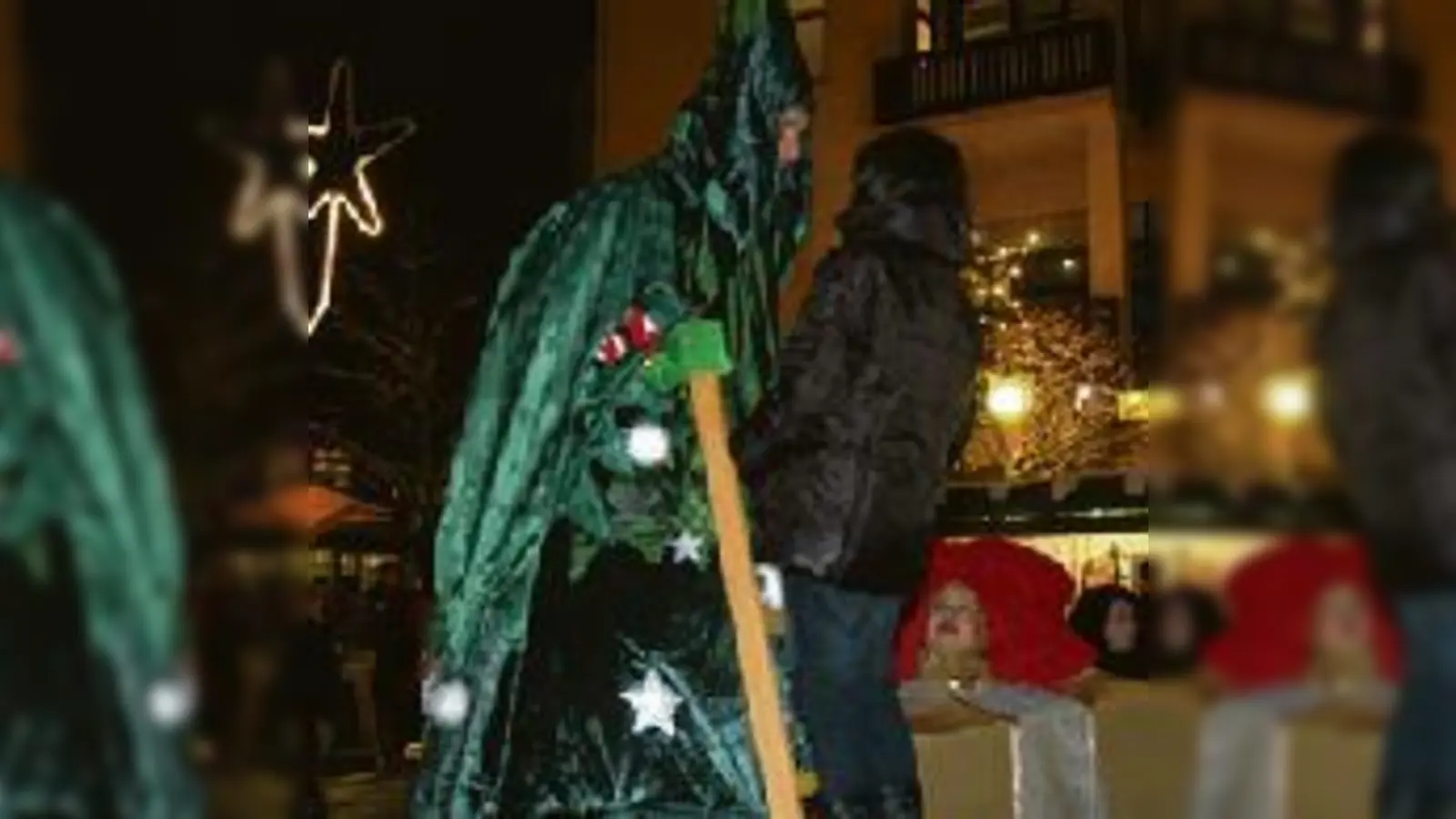 »Mit dem Weihnachtsbaum im Dialog«: Kinder durften über eine Leiter dem lebenden Christbaum in die Augen sehenund sich ihr Geschenk abholen.  (Foto: ba)