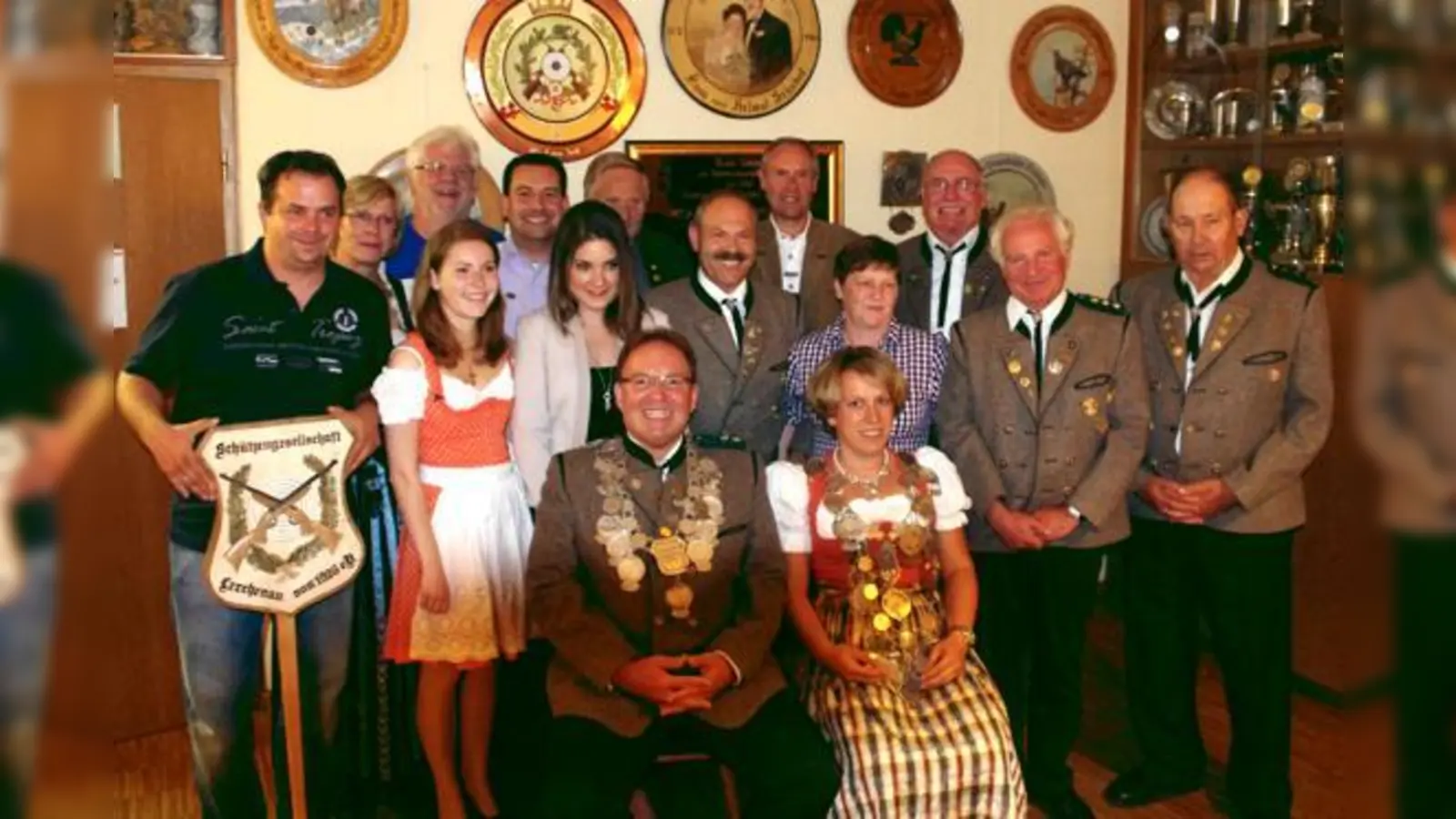 Die frühere »Schützengesellschaft Lerchenau« mit den amtierenden Schützenkönigen Katrin Jonk (Luftgewehr) und Michael Hammel (Luftpistole). (Foto: VA)