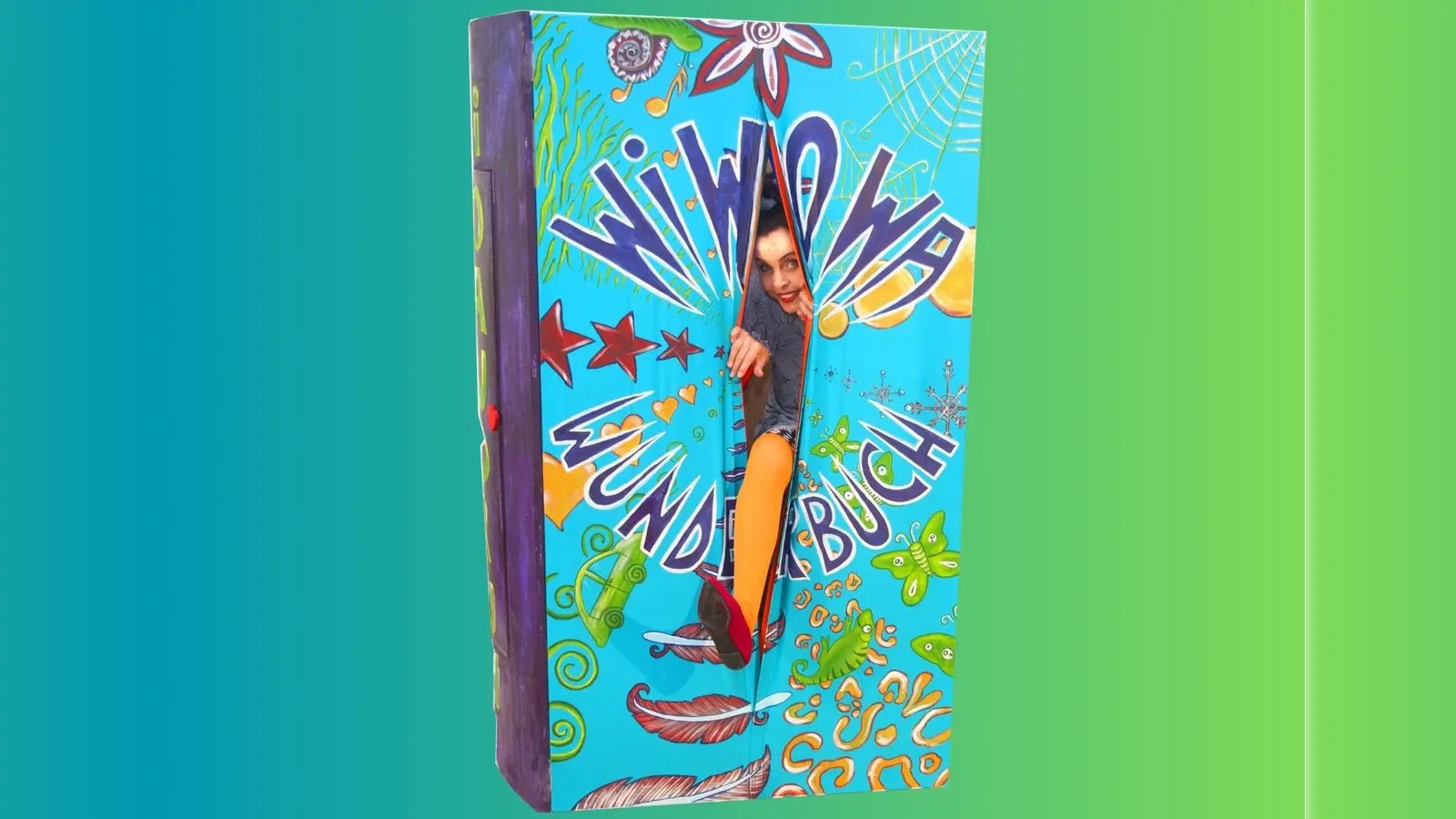 Pantomimin Ingrid kommt mit ihrem begehbaren „WiWoWa-Wunderbuch“ in die Weilheimer Stadtbücherei. (Foto: Christian Baudissin)