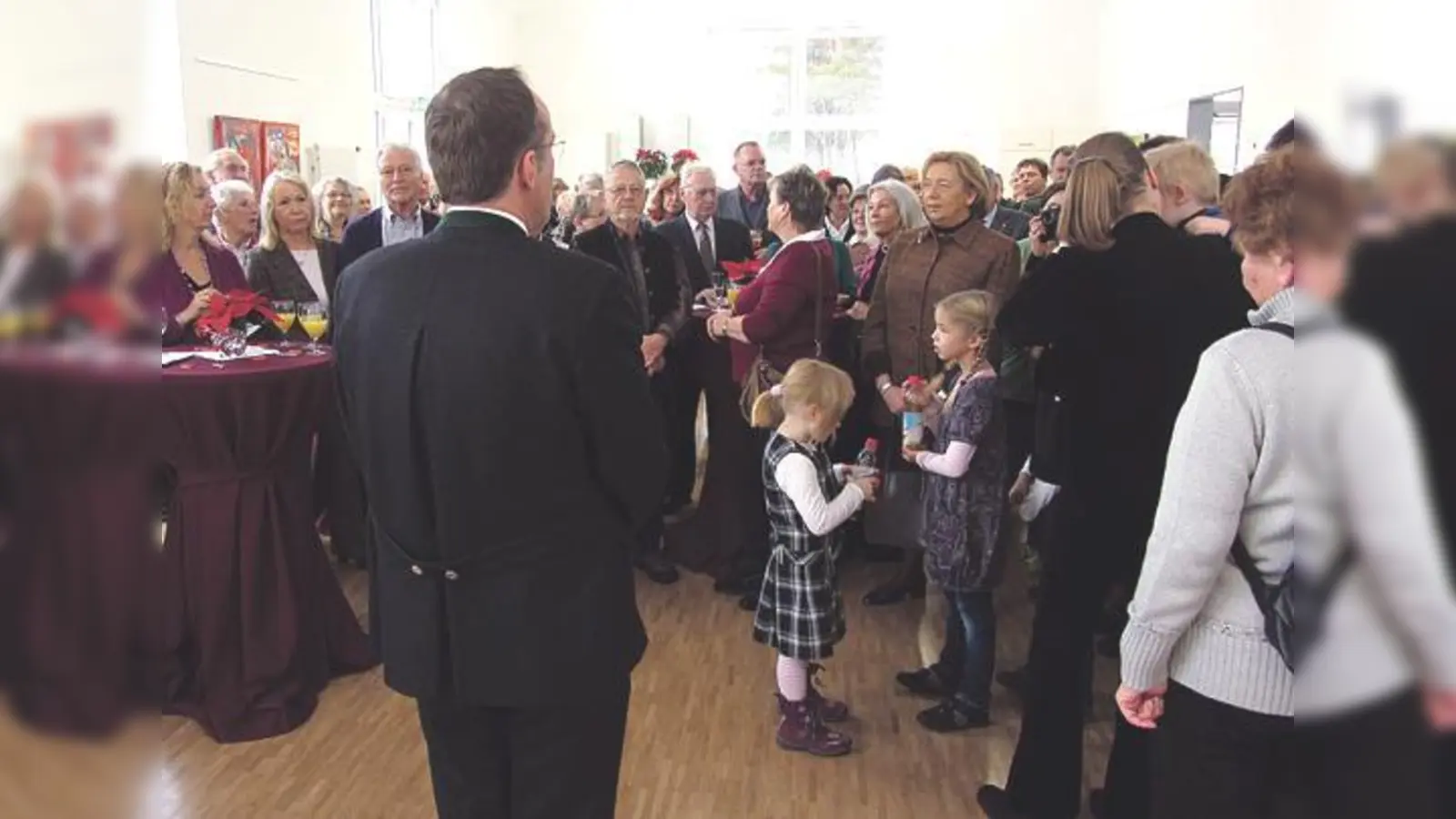 Bürgermeister Stefan Straßmair begrüßte bei der offiziellen Einweihung der Seniorenbegegnungsstätte in Hohenbrunn die zahlreichen Gäste. 	 (Foto: Pietsch)