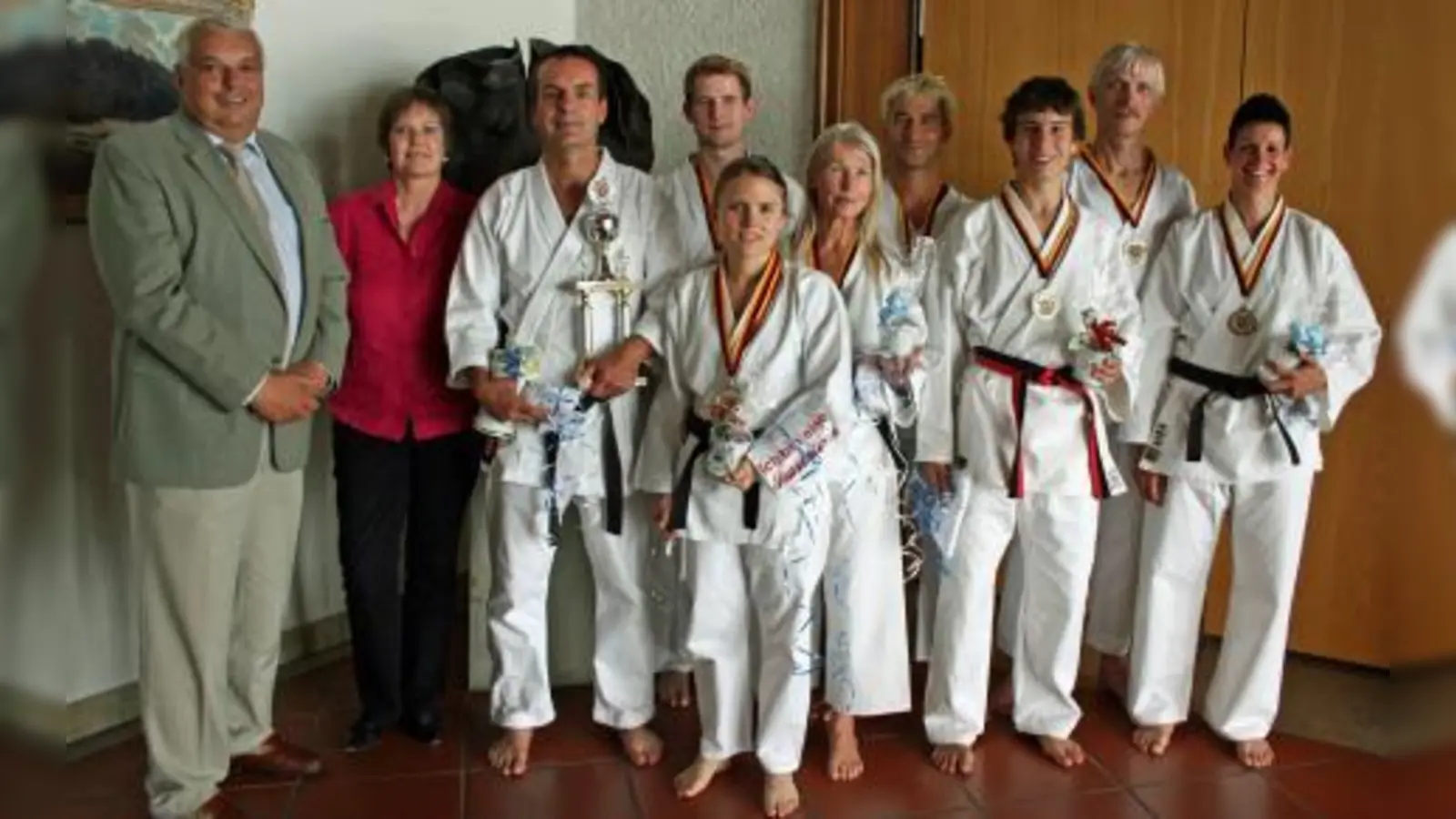 Hatten einen herzlichen Empfang im Pullacher Rathaus: Die Deutschen Meister (v.l.n.r.): Jürgen Englerth, Sebastian Greding, Nicole Ruhland, Mechthild Manera, Michael Pest, Johannes Piller, Norbert Gierke, Tanja Bernhard (es fehlte Julia Floriani) (Foto: Foto:privat)