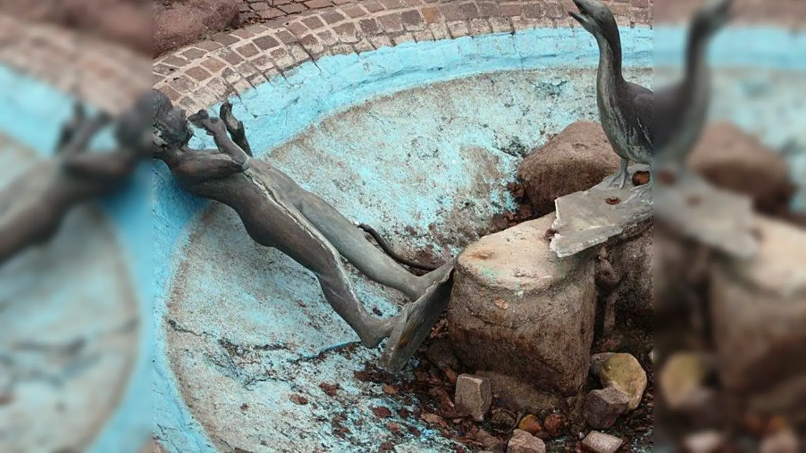 Die Brunnenfigur vor der Grundschule ist mutwillig zerstört worden.  (Foto: VA)