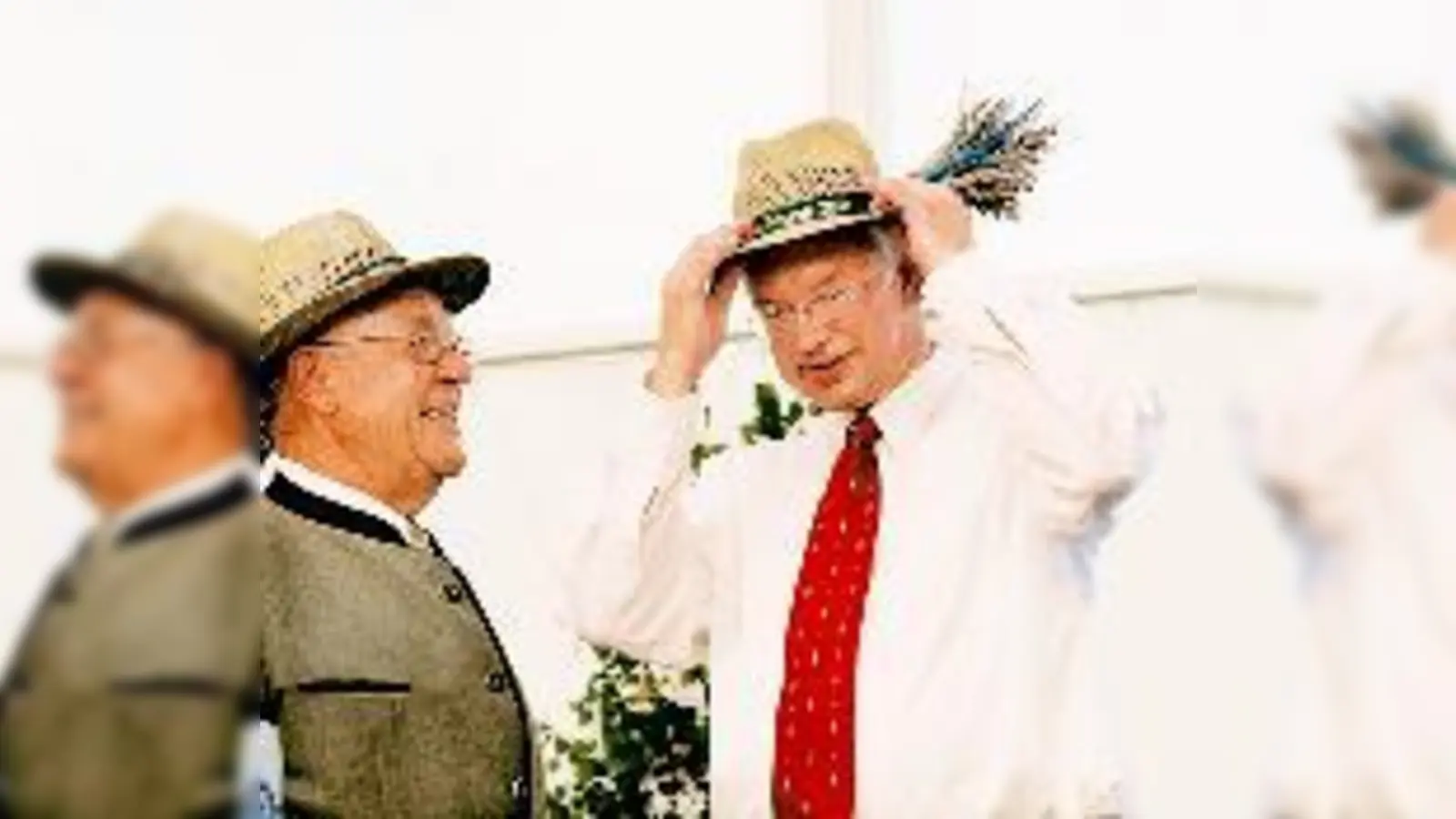 Etwas zu klein scheint er zu sein, der Keferloher Strohhut, den Anton Reichlmair (li.) dem hessischen Ministerpräsidenten Roland Koch aufsetzte.   (Foto: ram)