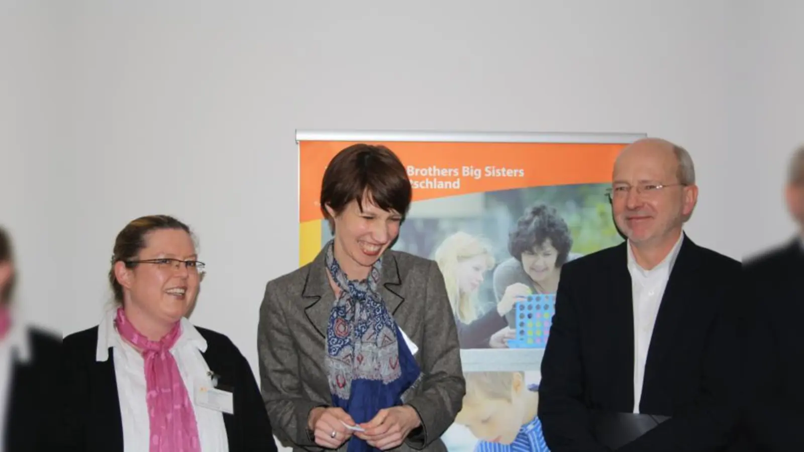 Johanna Küster, Mentoring-Beraterin,  Verena Mohr, Leitung BBBS-Büro München und Stadtschulrat Rainer Schweppe (v.l.) freuen sich sichtlich auf die gemeinsame Zusammenarbeit. (Foto: Regina da Costa)
