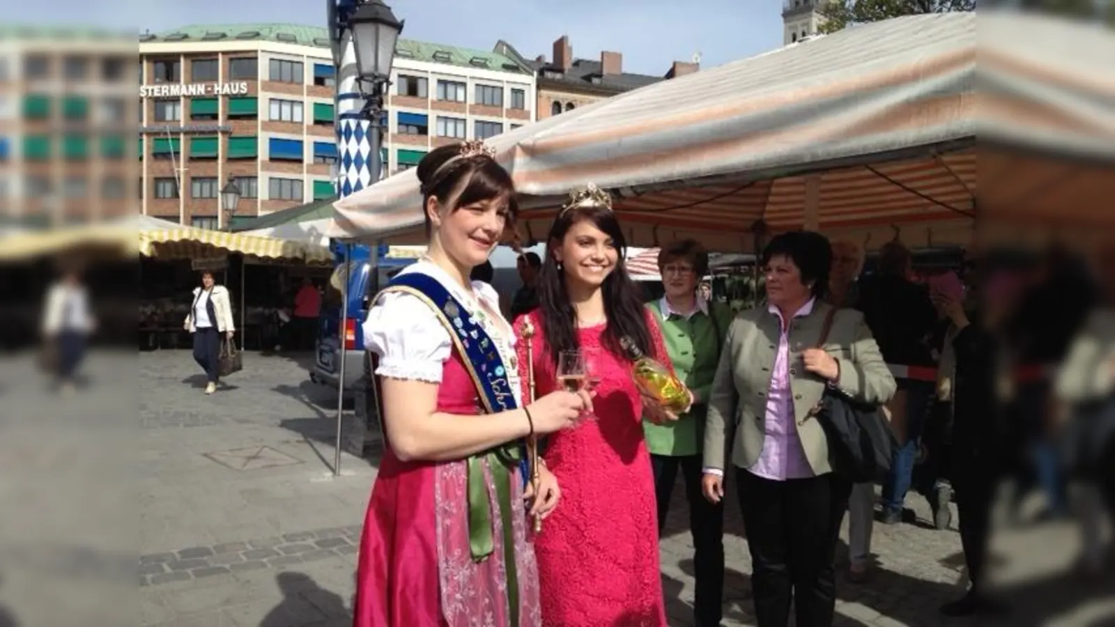 Die Fränkische Weinkönigin Kristin Langmann und die Schrobenhausener Spargelkönigin beim Spargelanstich auf dem Viktualienmarkt. (Foto: Fränkischer Weinbauverband)