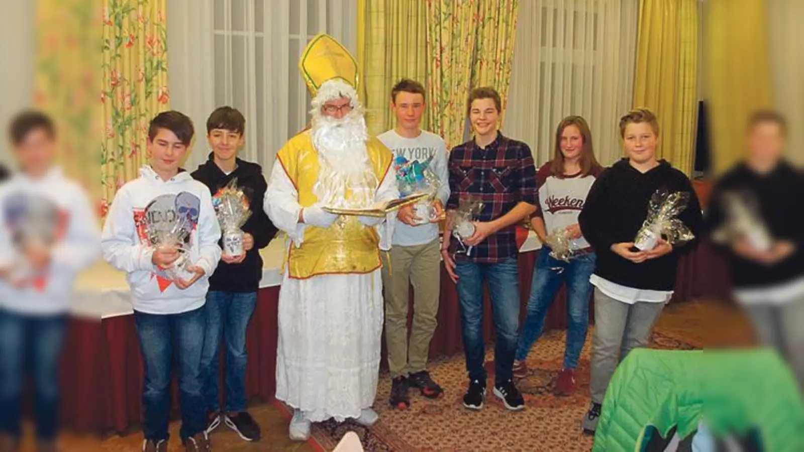 Für ihren Einsatz in der abgelaufenen Saison zeichnete der Nikolaus (der Herr im gelben Dress) die Jugendspieler Sebastian Dornacher, Moritz Bott, Noel Breil, Michael Schirmer, Caroline Wendik und Florian Ihlefeld (v. li.) aus.	 (Foto: Verein)