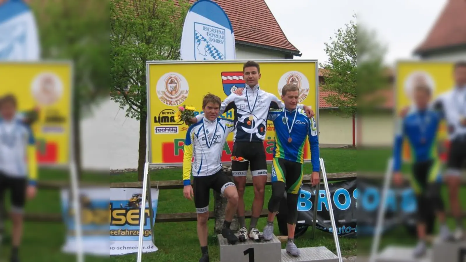 Das Podest der Klasse U19 wurde neben Julian Schulze von Leonard Baum (Platz 2, links) und  Fabian Dobner (Platz 3, rechts) komplettiert.  (Foto: Verein)